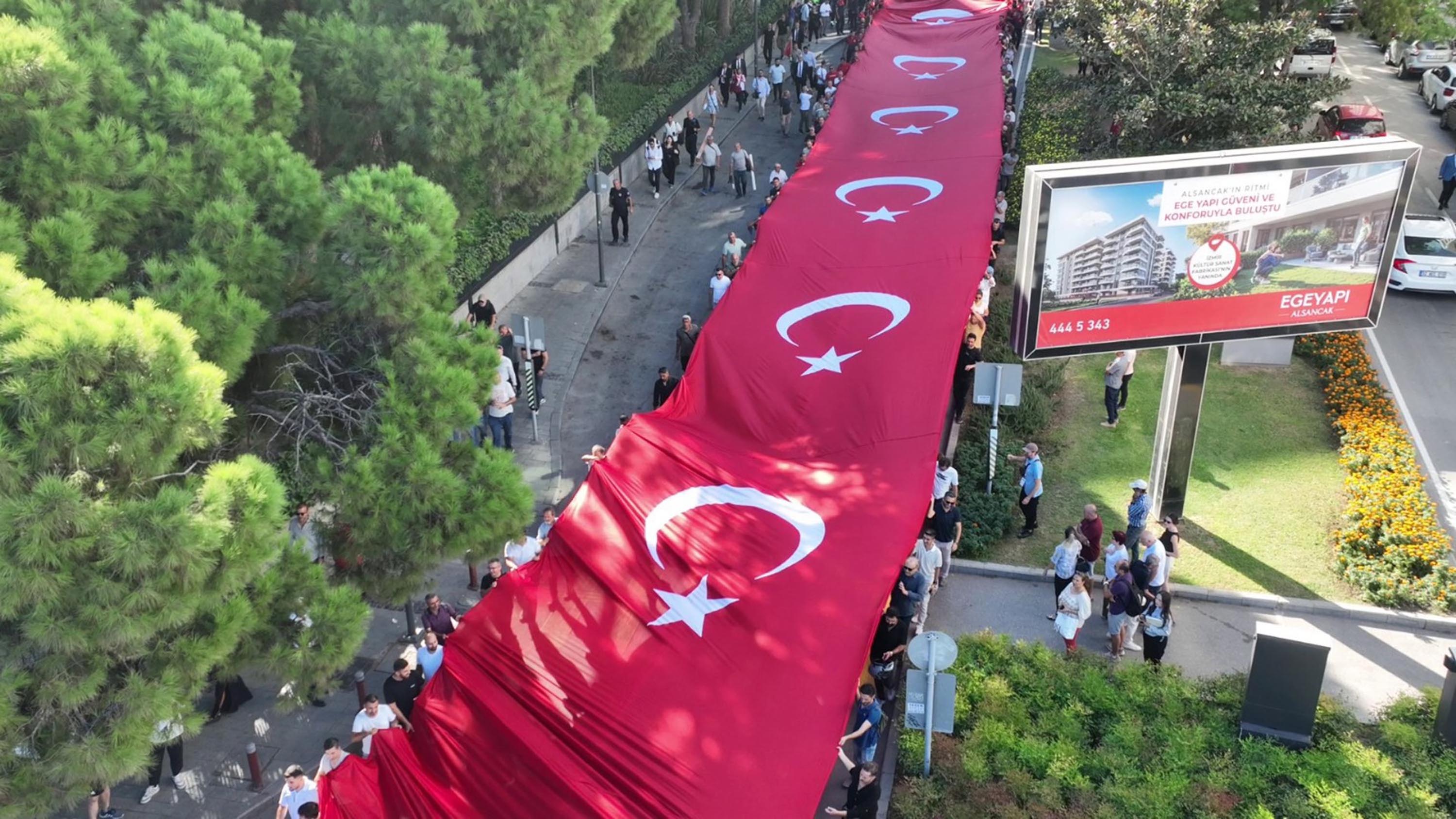 İzmir'de 350 metrelik Türk bayrağı ile 'Zafer Yürüyüşü' - Görsel 3