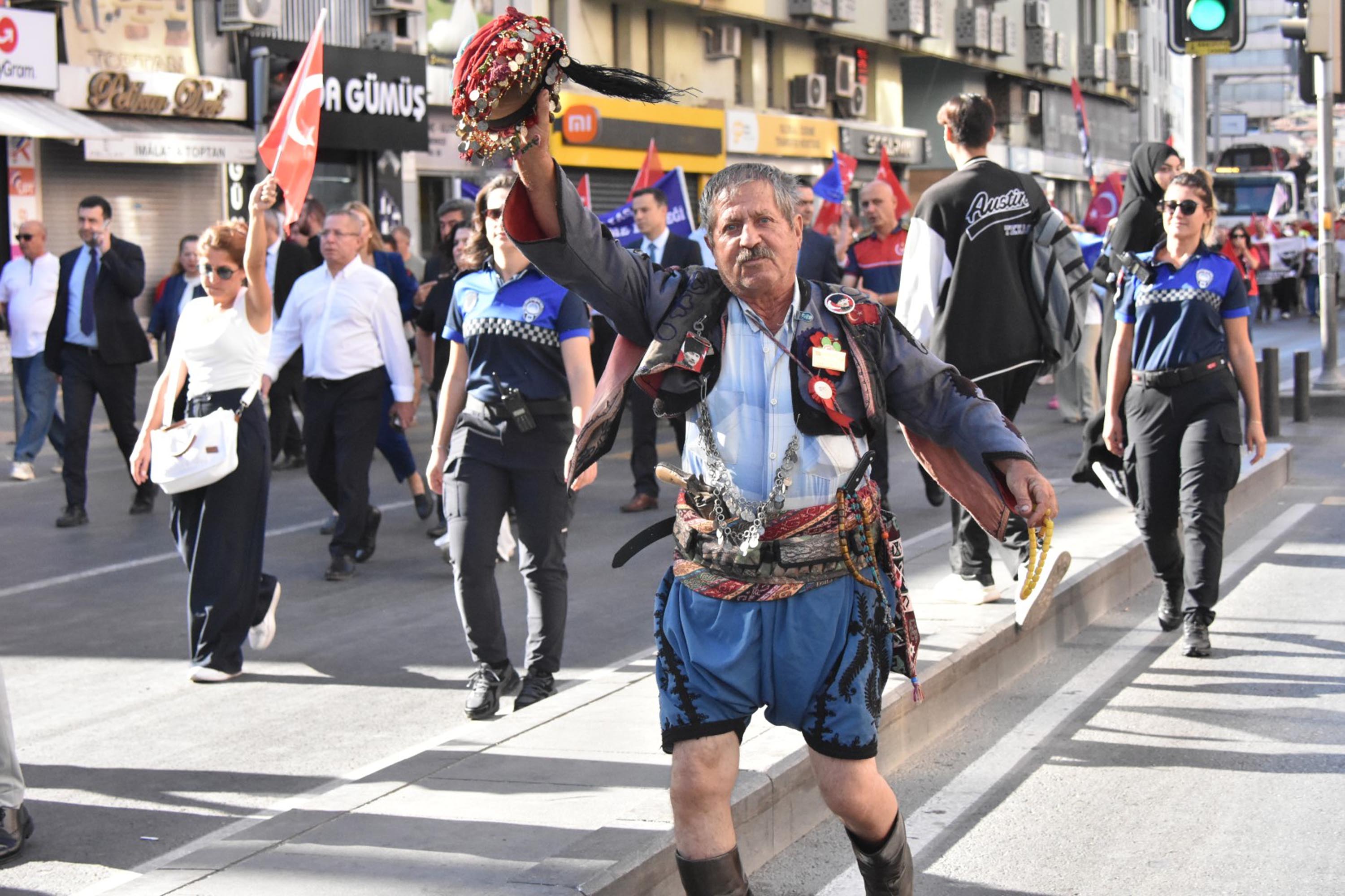 İzmir'de 350 metrelik Türk bayrağı ile 'Zafer Yürüyüşü' - Görsel 4