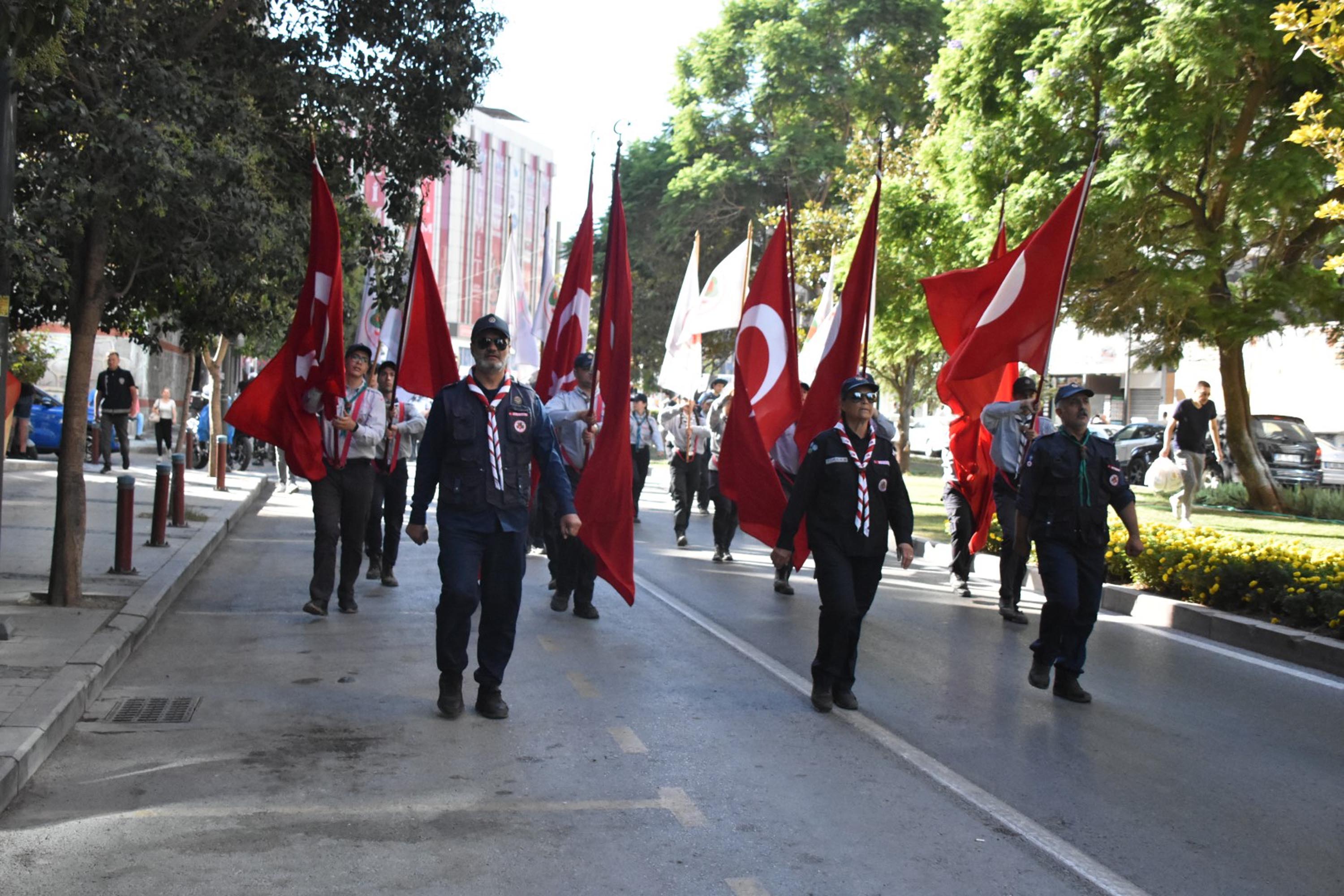 İzmir'de 350 metrelik Türk bayrağı ile 'Zafer Yürüyüşü' - Görsel 5