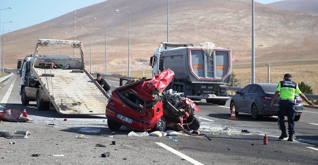Niğde'de otomobilin tıra arkadan çarptığı kazada 3 kişi öldü, 2 kişi yaralandı - Görsel 1
