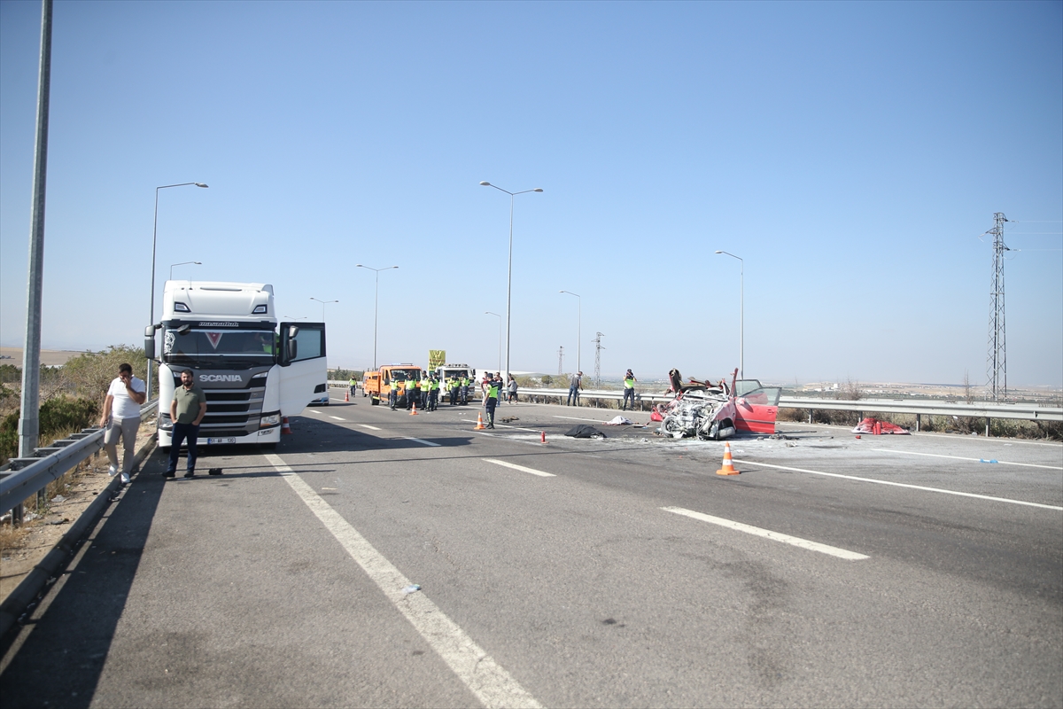 Niğde'de otomobilin tıra arkadan çarptığı kazada 3 kişi öldü, 2 kişi yaralandı - Görsel 3