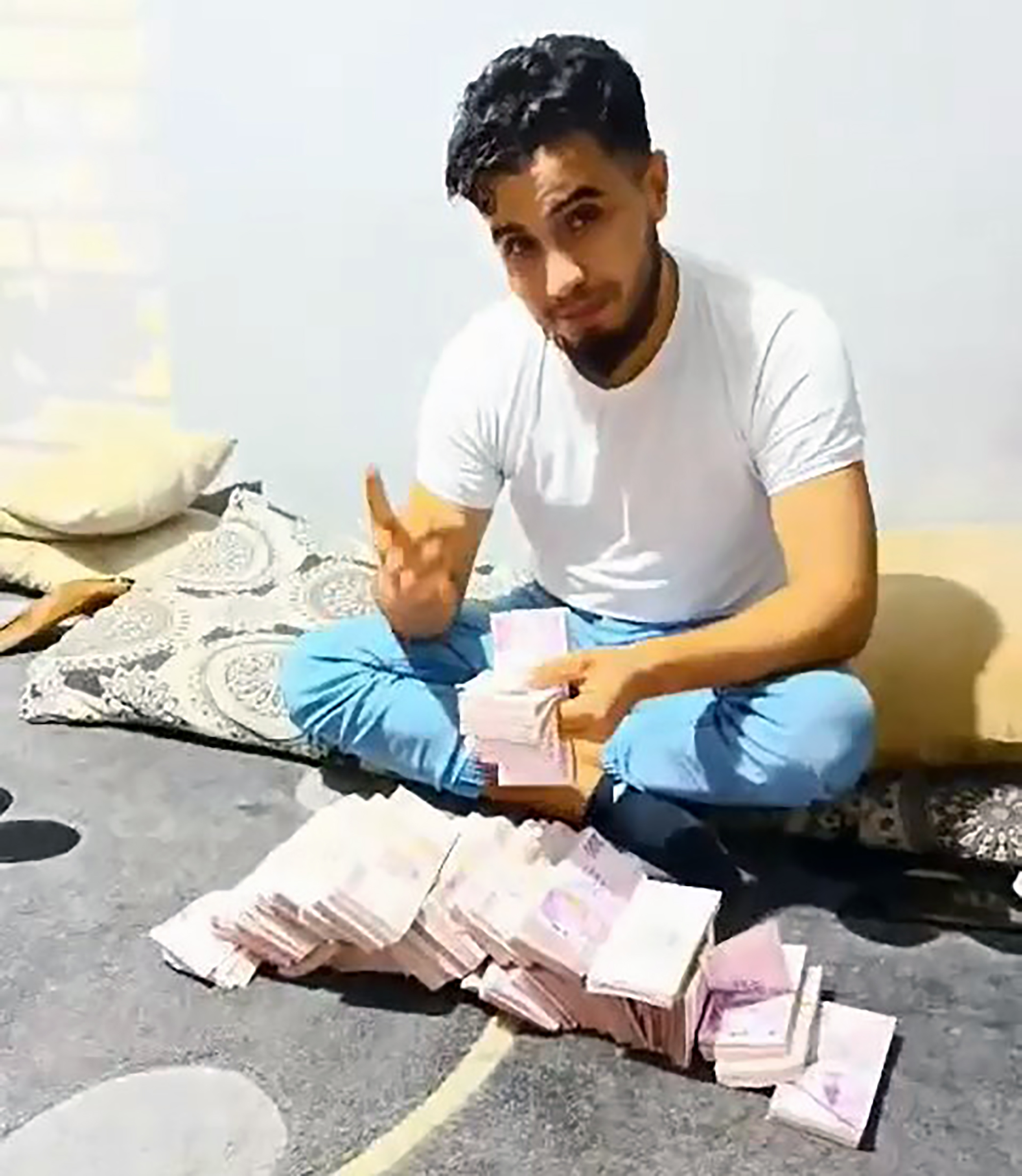 ADANA-Çaldıkları altınları bozdurup, paraları odaya dökerek birbirini kutlamışlar - Görsel 1