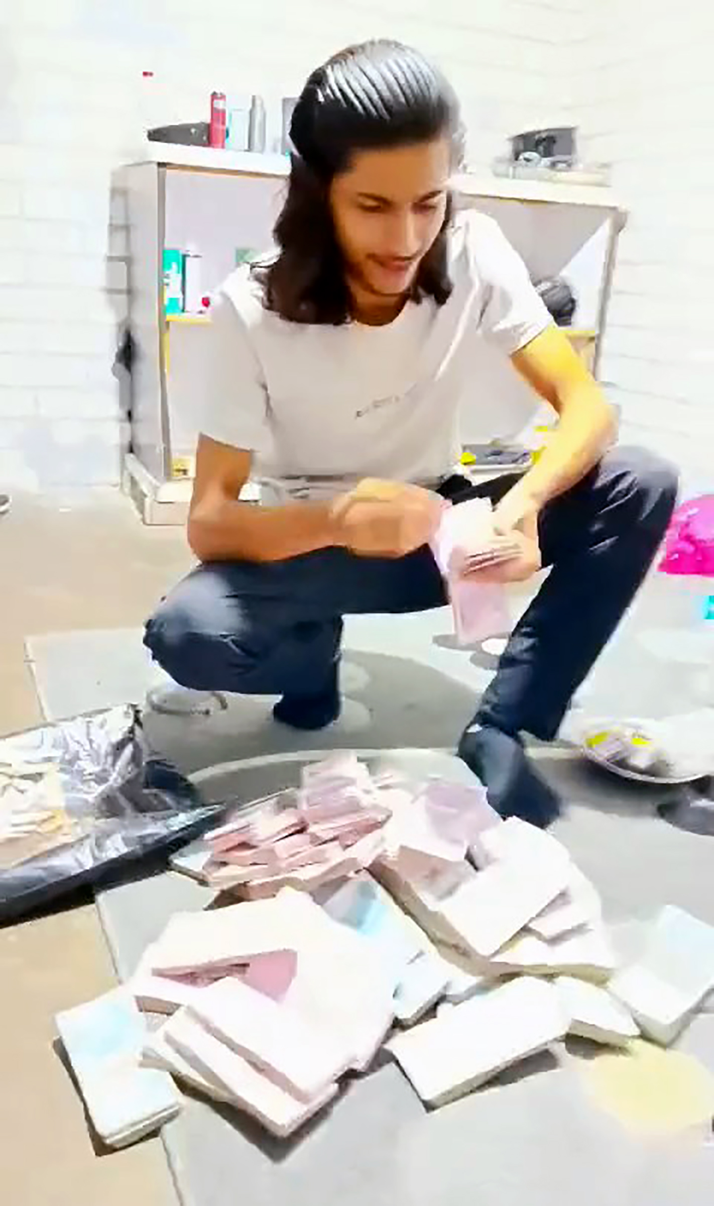 ADANA-Çaldıkları altınları bozdurup, paraları odaya dökerek birbirini kutlamışlar - Görsel 2