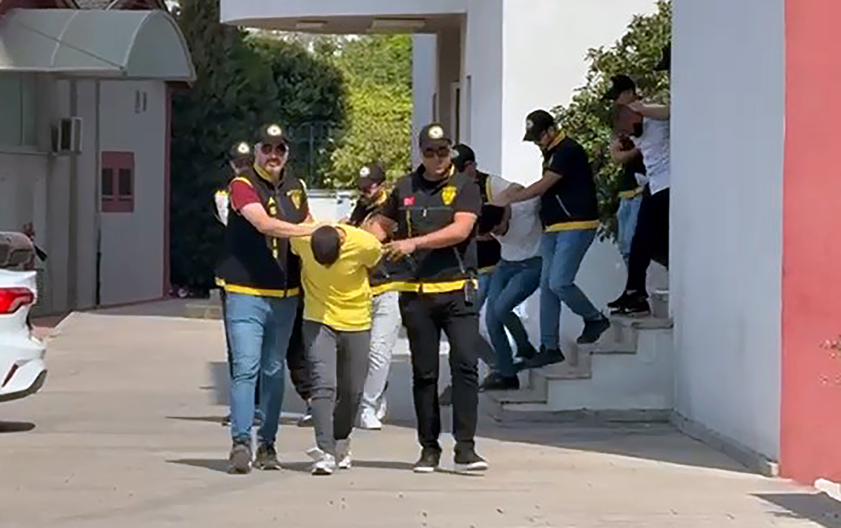 ADANA-Çaldıkları altınları bozdurup, paraları odaya dökerek birbirini kutlamışlar - Görsel 6