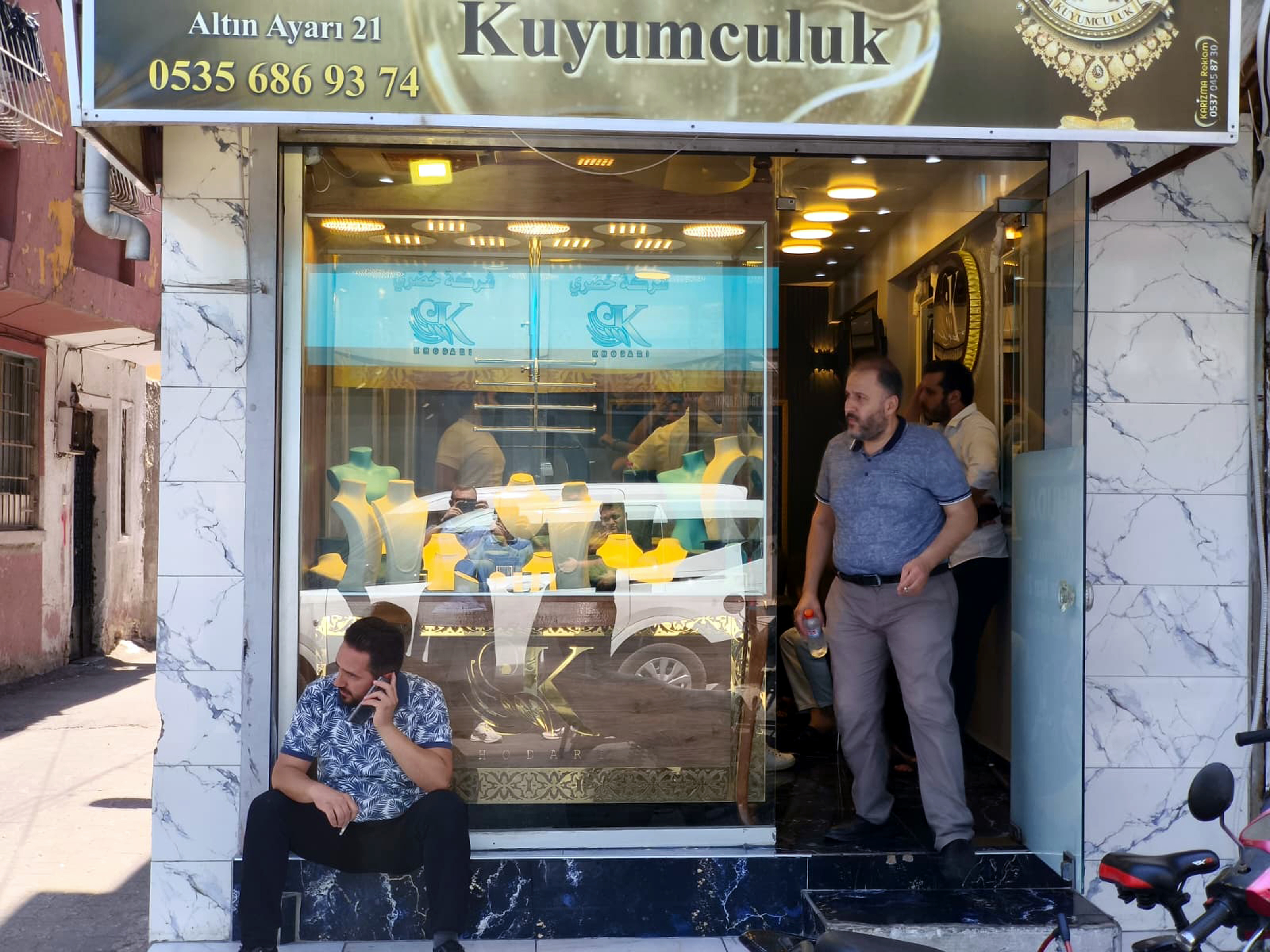 ADANA-Çaldıkları altınları bozdurup, paraları odaya dökerek birbirini kutlamışlar - Görsel 8