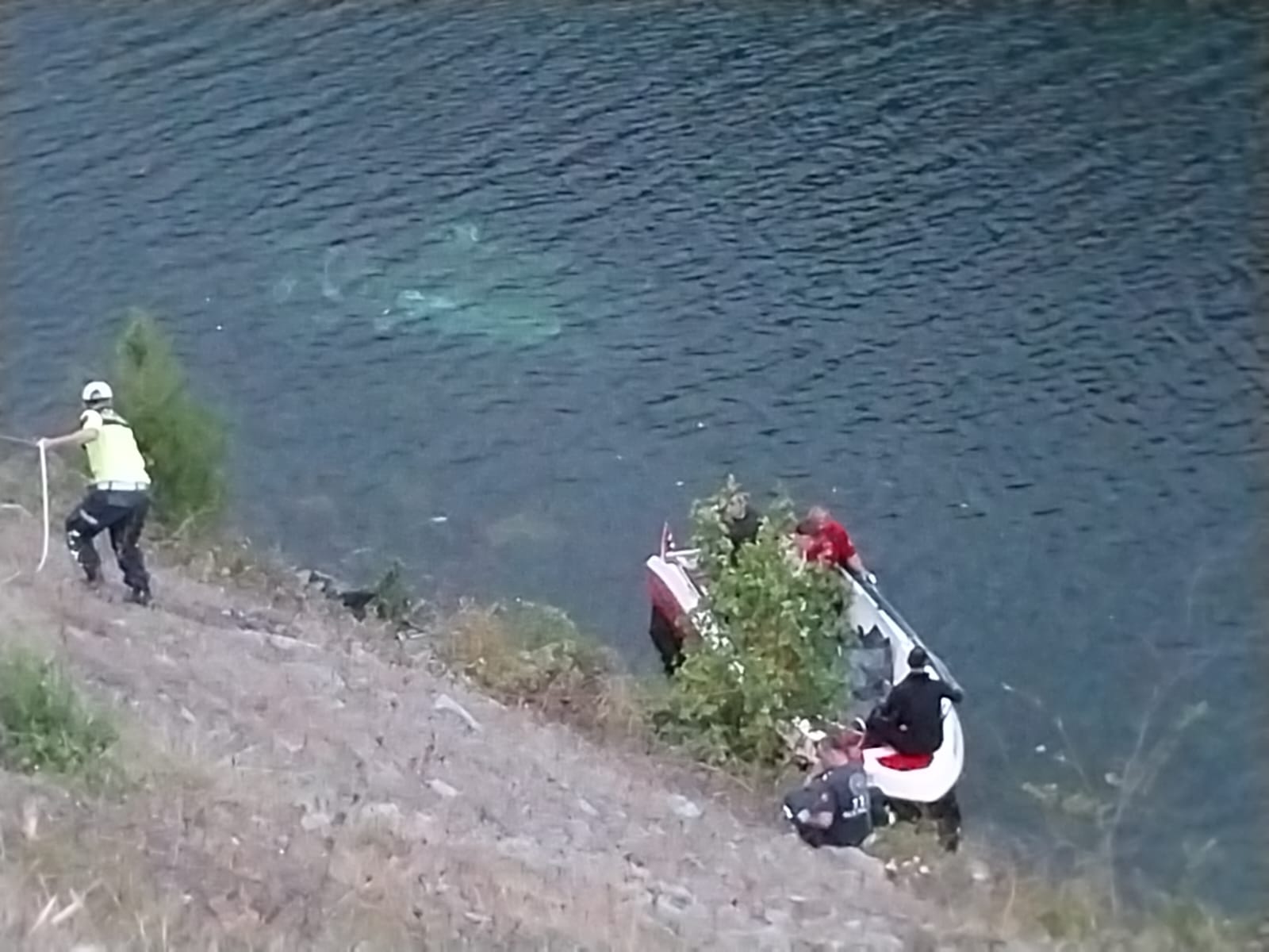 Kızılırmak'a uçan otomobildeki anne- oğul öldü, baba kurtarıldı - Görsel 3