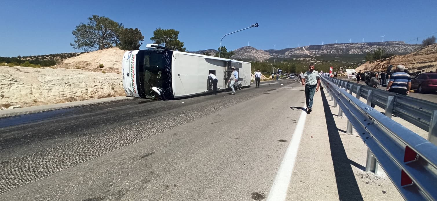 Mersin'de otobüsle kamyonun çarpıştığı kazada ölenlerin cenazeleri memleketlerine gönderildi - Görsel 4