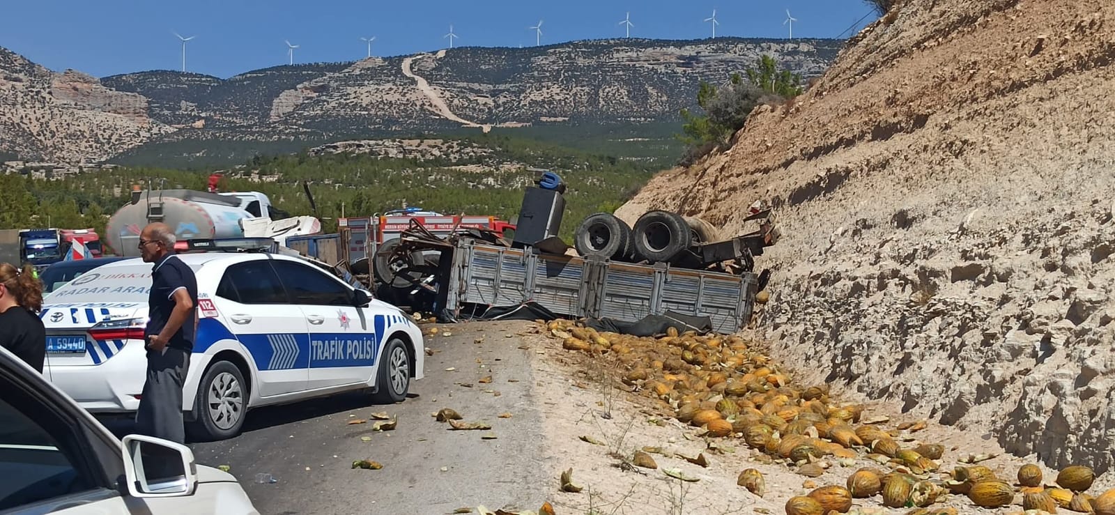 Mersin'de otobüsle kamyonun çarpıştığı kazada ölenlerin cenazeleri memleketlerine gönderildi - Görsel 5