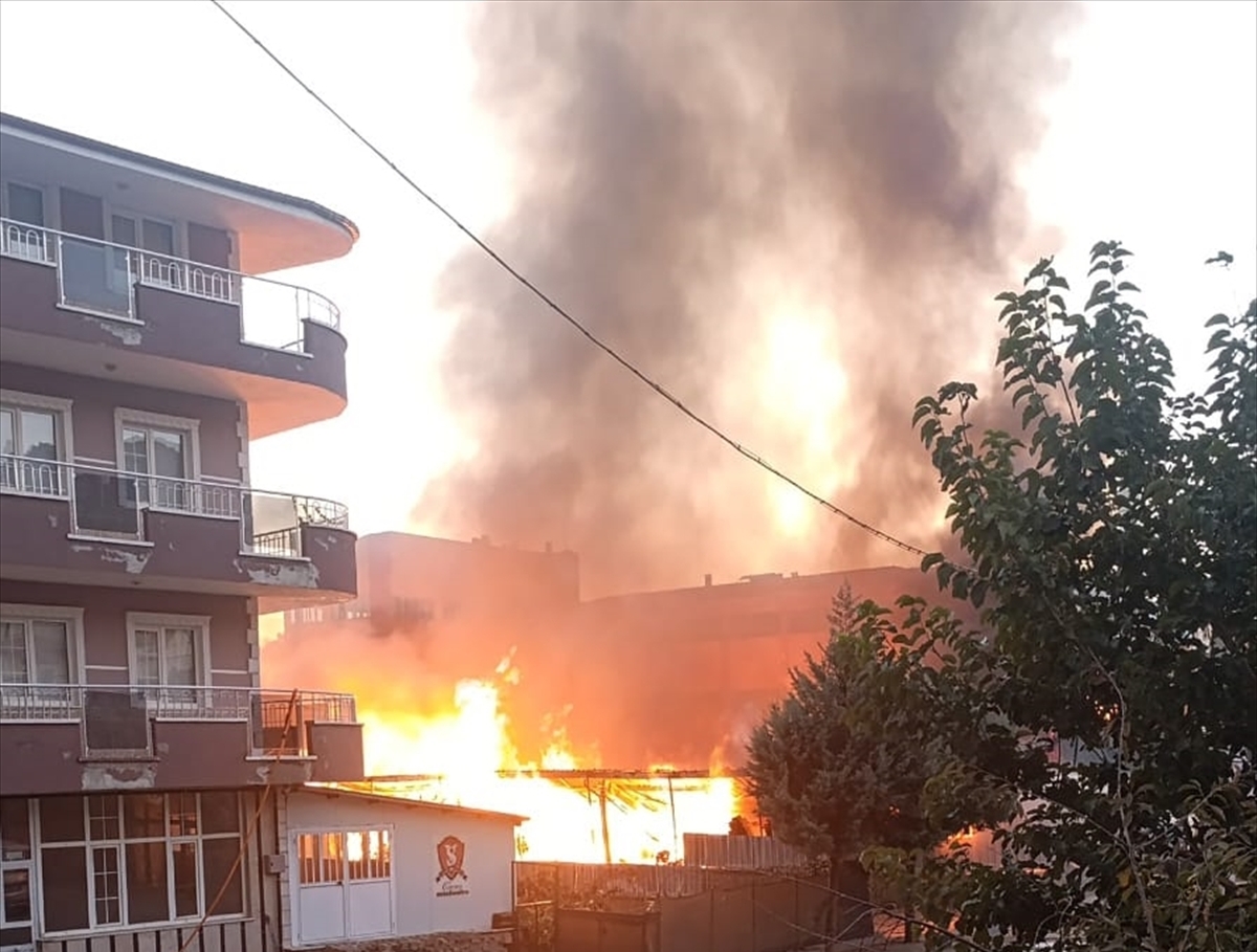 Beyşehir'in En  büyük  silah fabrikasında çıkan yangın kontrol altına alındı - Görsel 1