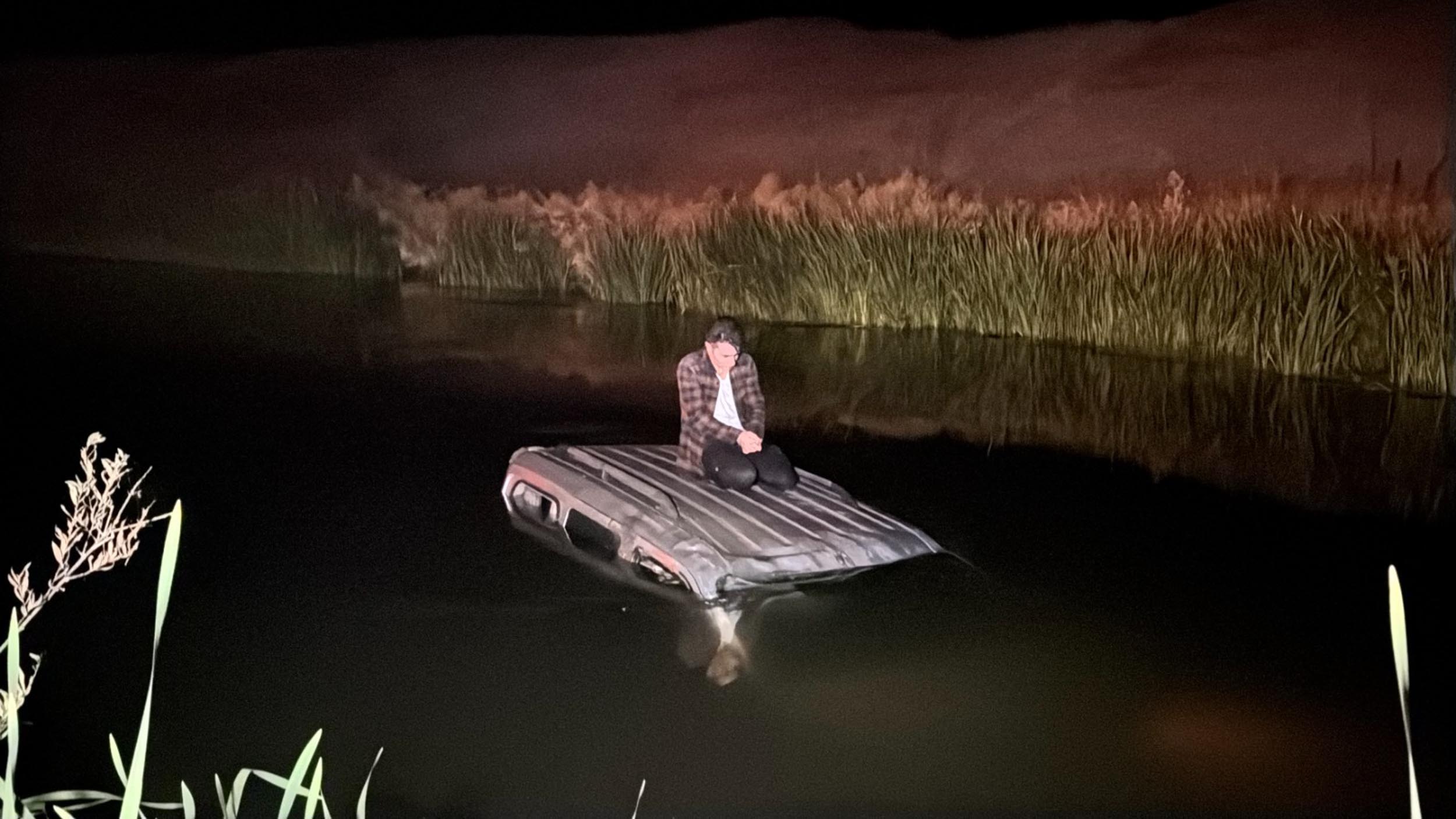  Erzurumda Hafif ticari araçla Karasu Nehri’ne düşen sürücü kurtarılmayı bekledi - Görsel 1