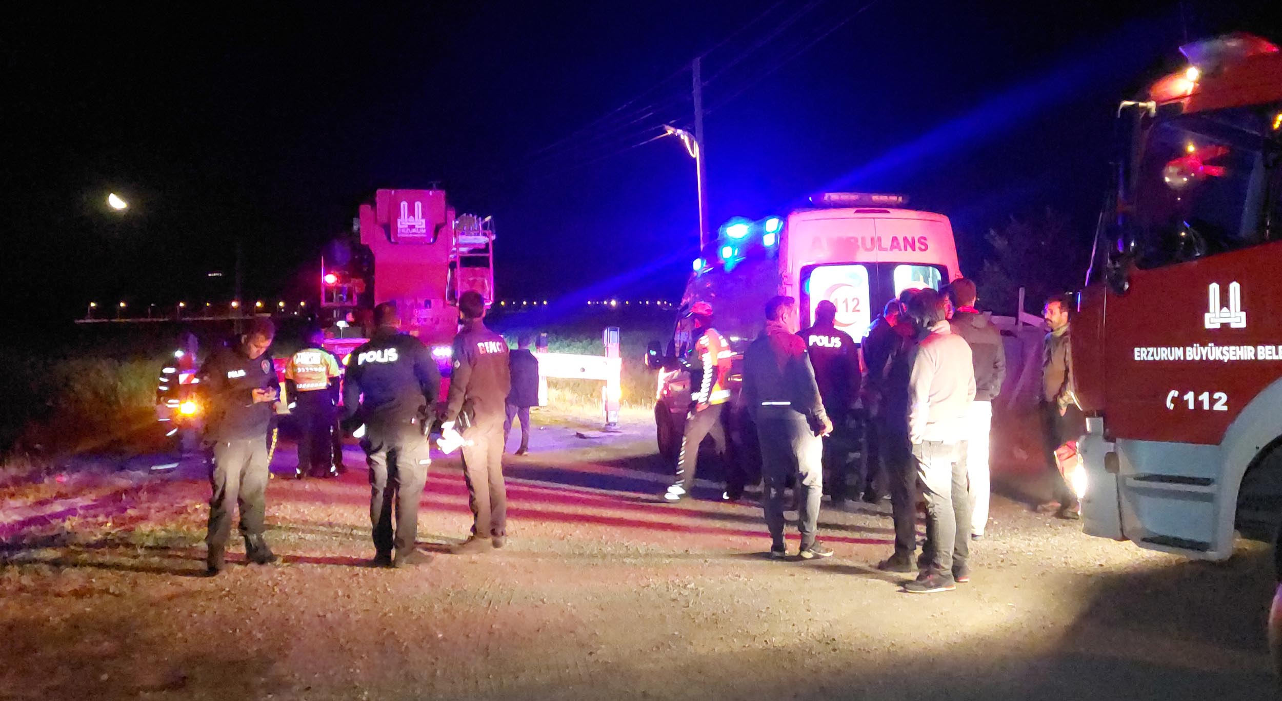  Erzurumda Hafif ticari araçla Karasu Nehri’ne düşen sürücü kurtarılmayı bekledi - Görsel 2