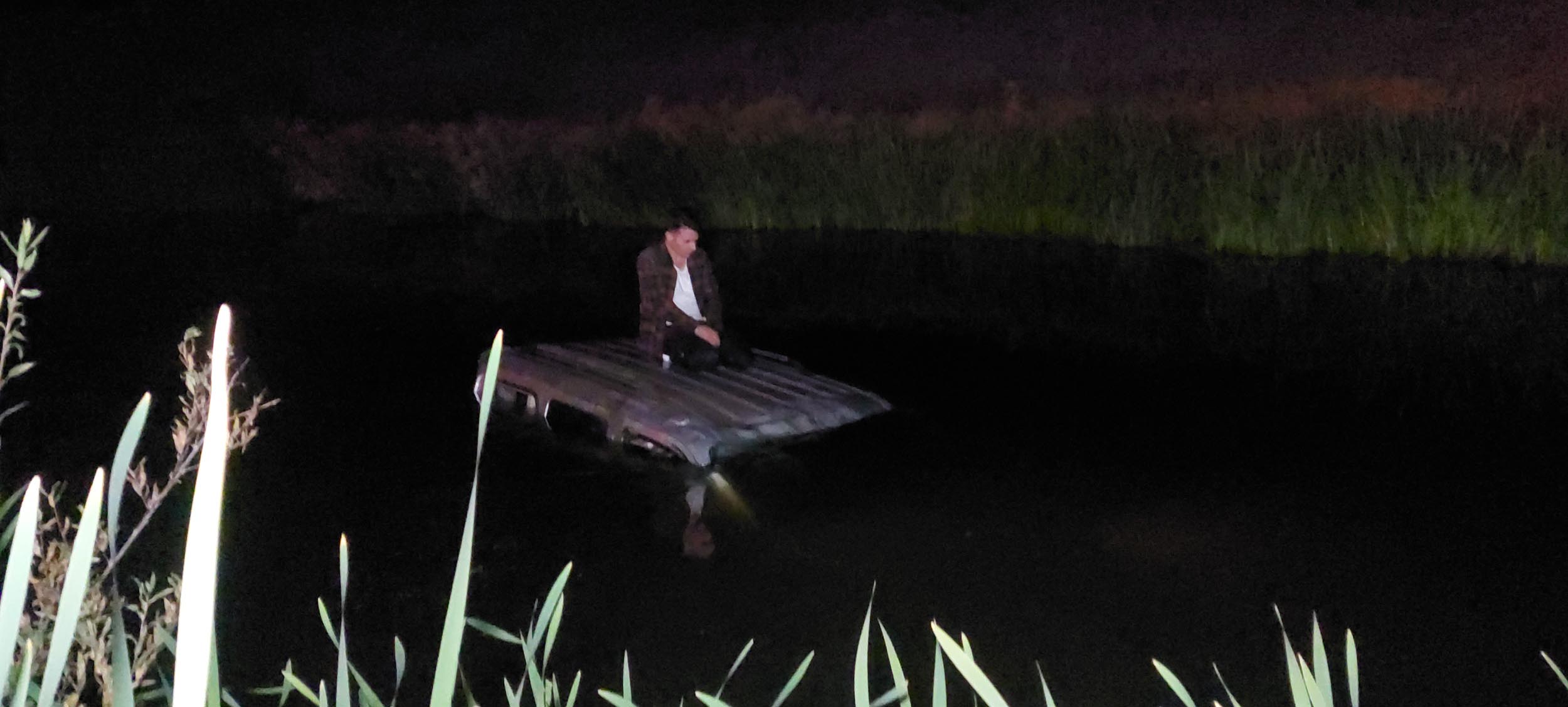  Erzurumda Hafif ticari araçla Karasu Nehri’ne düşen sürücü kurtarılmayı bekledi - Görsel 3