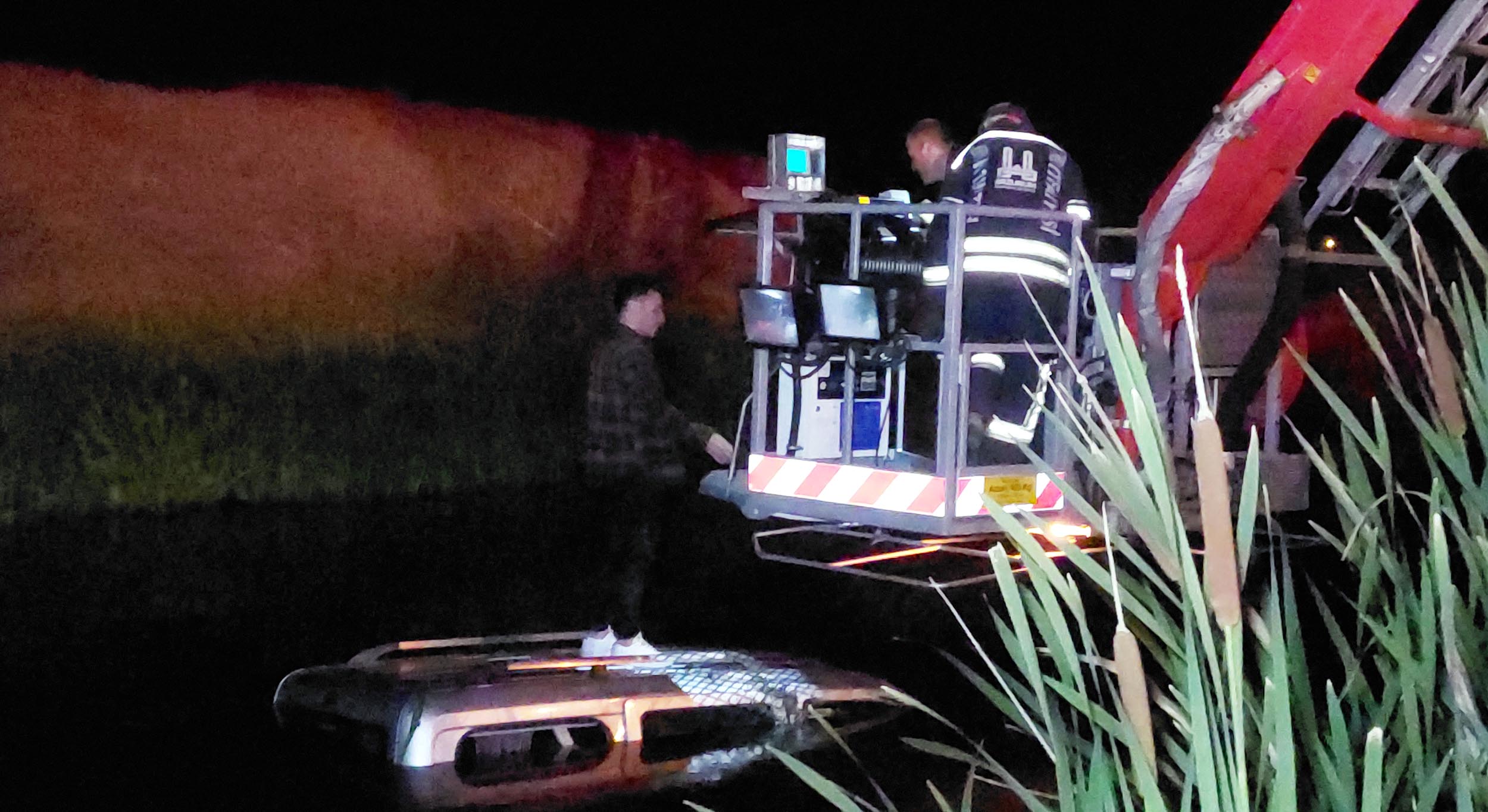  Erzurumda Hafif ticari araçla Karasu Nehri’ne düşen sürücü kurtarılmayı bekledi - Görsel 5