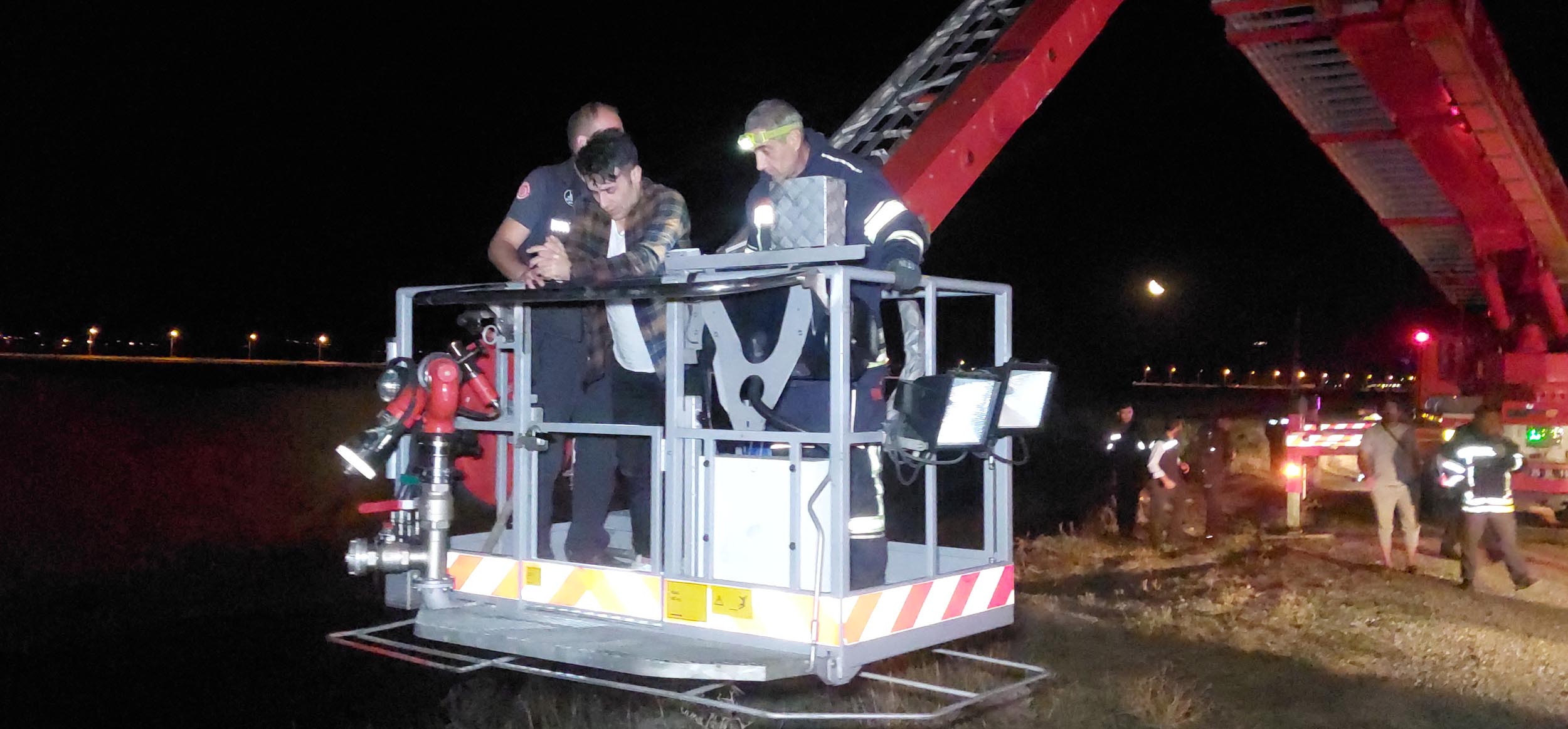  Erzurumda Hafif ticari araçla Karasu Nehri’ne düşen sürücü kurtarılmayı bekledi - Görsel 6