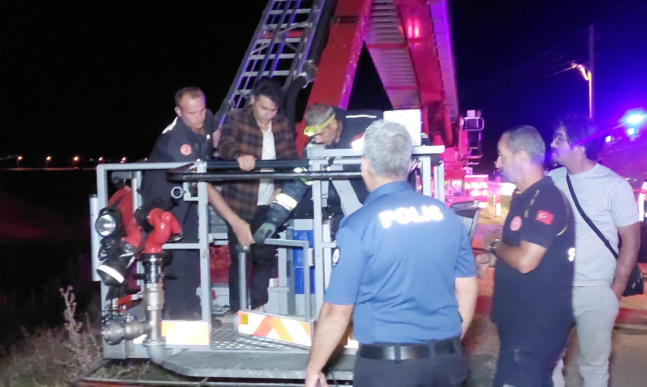  Erzurumda Hafif ticari araçla Karasu Nehri’ne düşen sürücü kurtarılmayı bekledi - Görsel 7