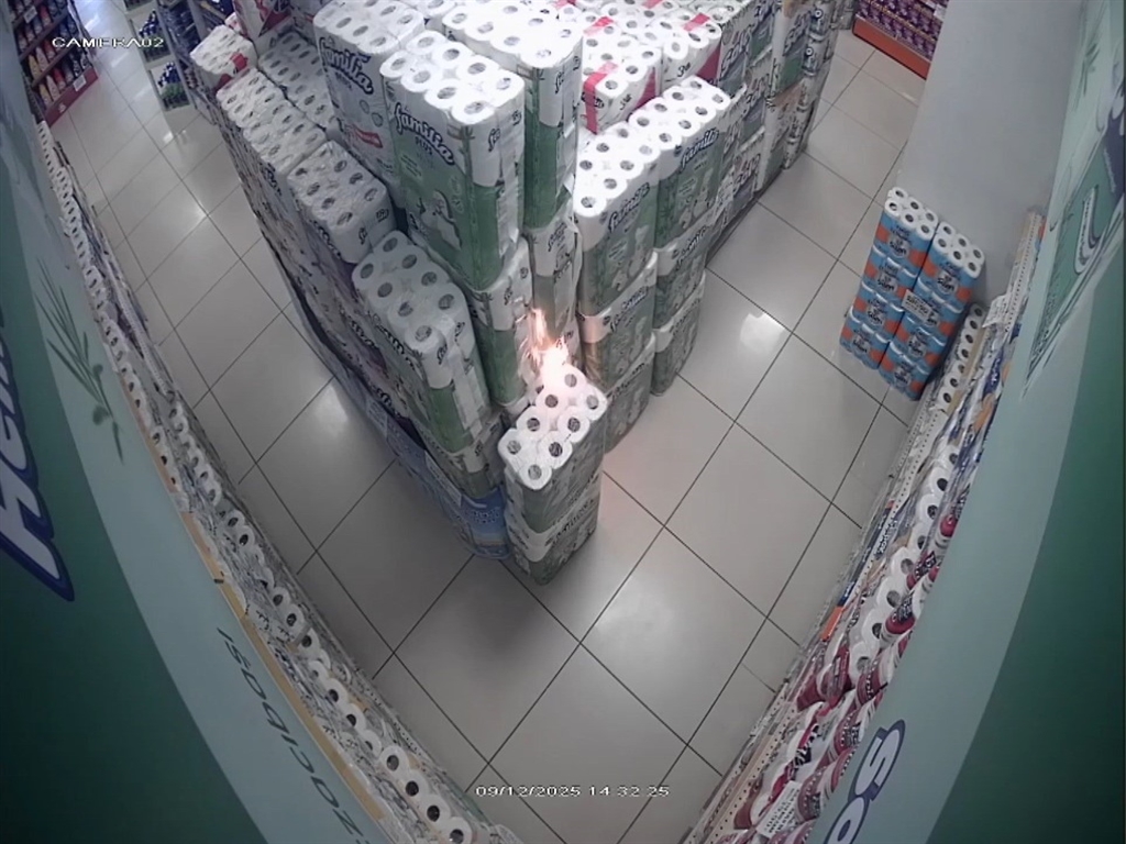 Marketteki kağıt havluları tutuşturan 10 yaşındaki çocuk devlet korumasına alındı - Görsel 1