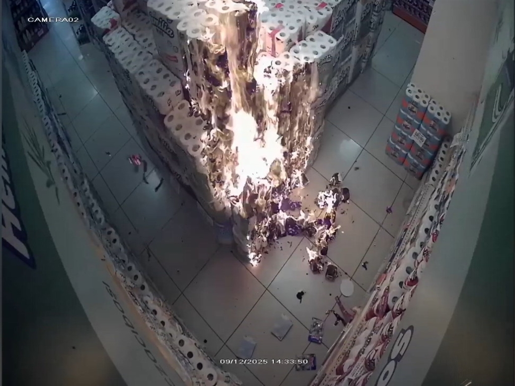 Marketteki kağıt havluları tutuşturan 10 yaşındaki çocuk devlet korumasına alındı - Görsel 2