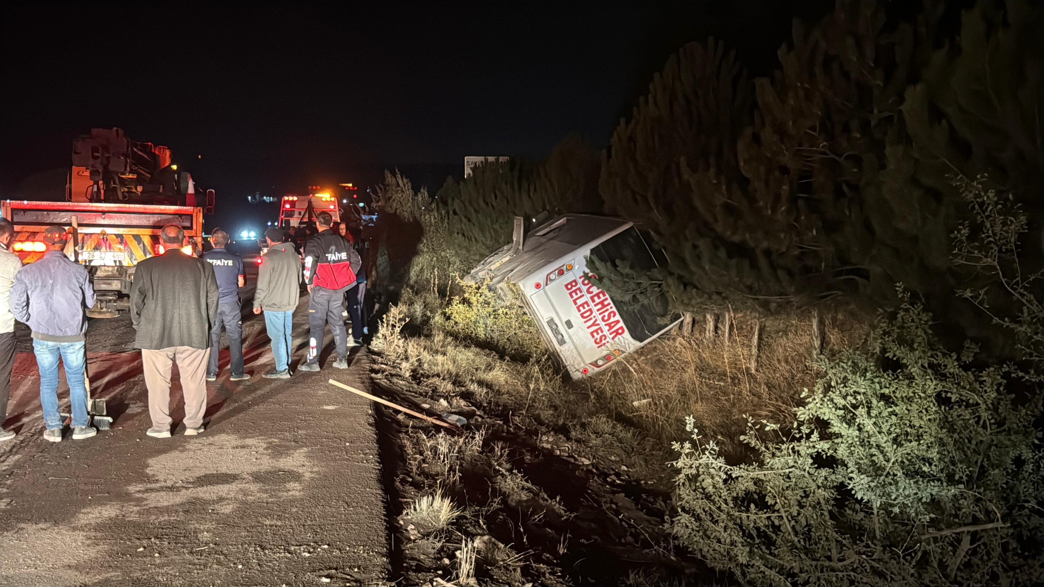 Afyonkarahisar'da yolcu midibüsü devrildi: 12 yaralı - Görsel 1