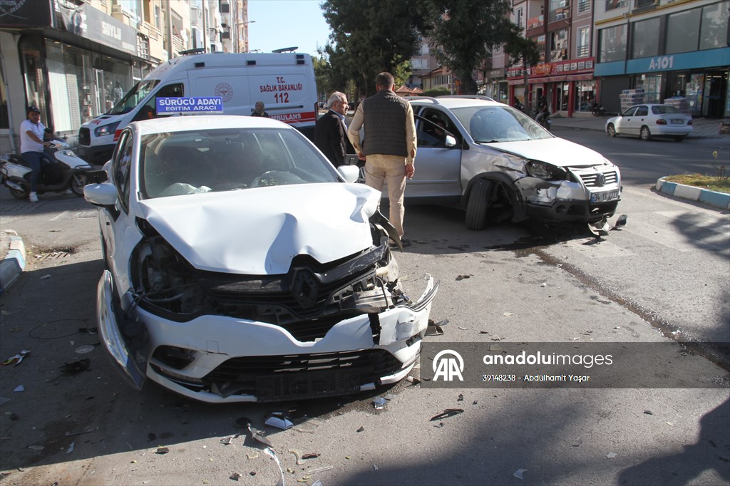 BEYŞEHİRDE trafik kazalarında 6 kişi yaralandı - Görsel 1