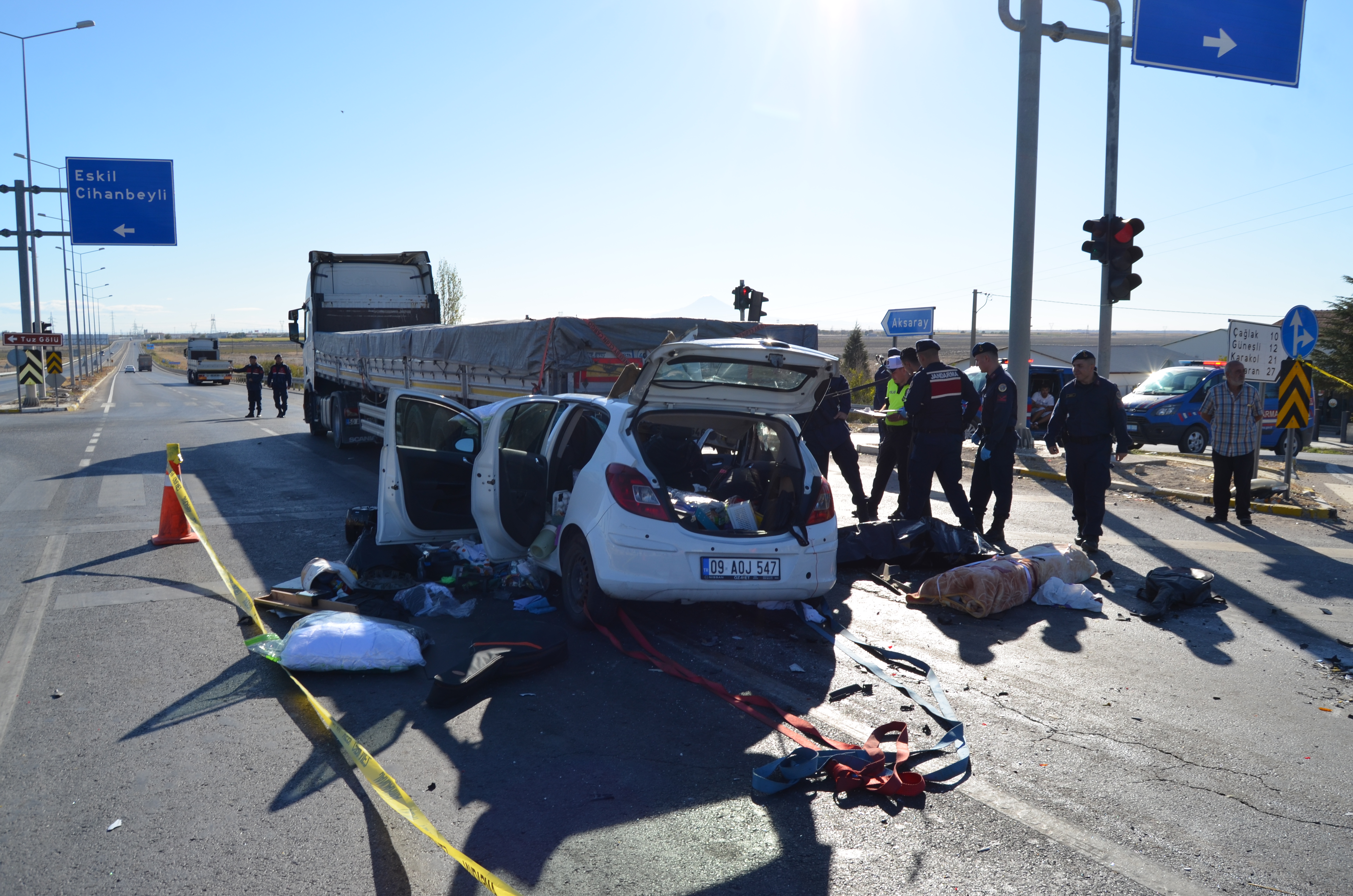Konya Aksaray yolunda- Işıkta bekleyen TIR'a çarpan otomobilin sürücüsü yaralandı, annesi öldü  - Görsel 1