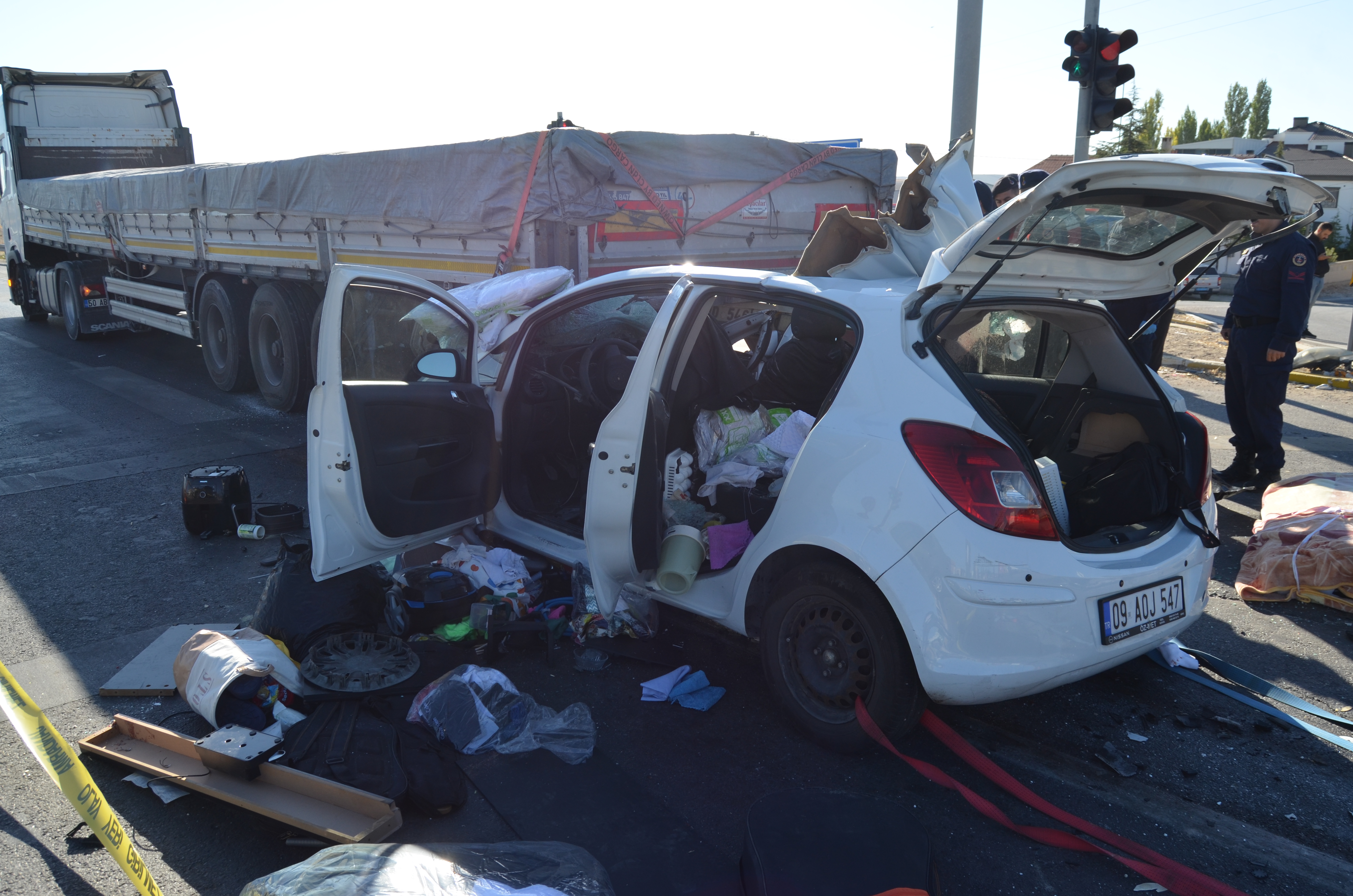 Konya Aksaray yolunda- Işıkta bekleyen TIR'a çarpan otomobilin sürücüsü yaralandı, annesi öldü  - Görsel 2