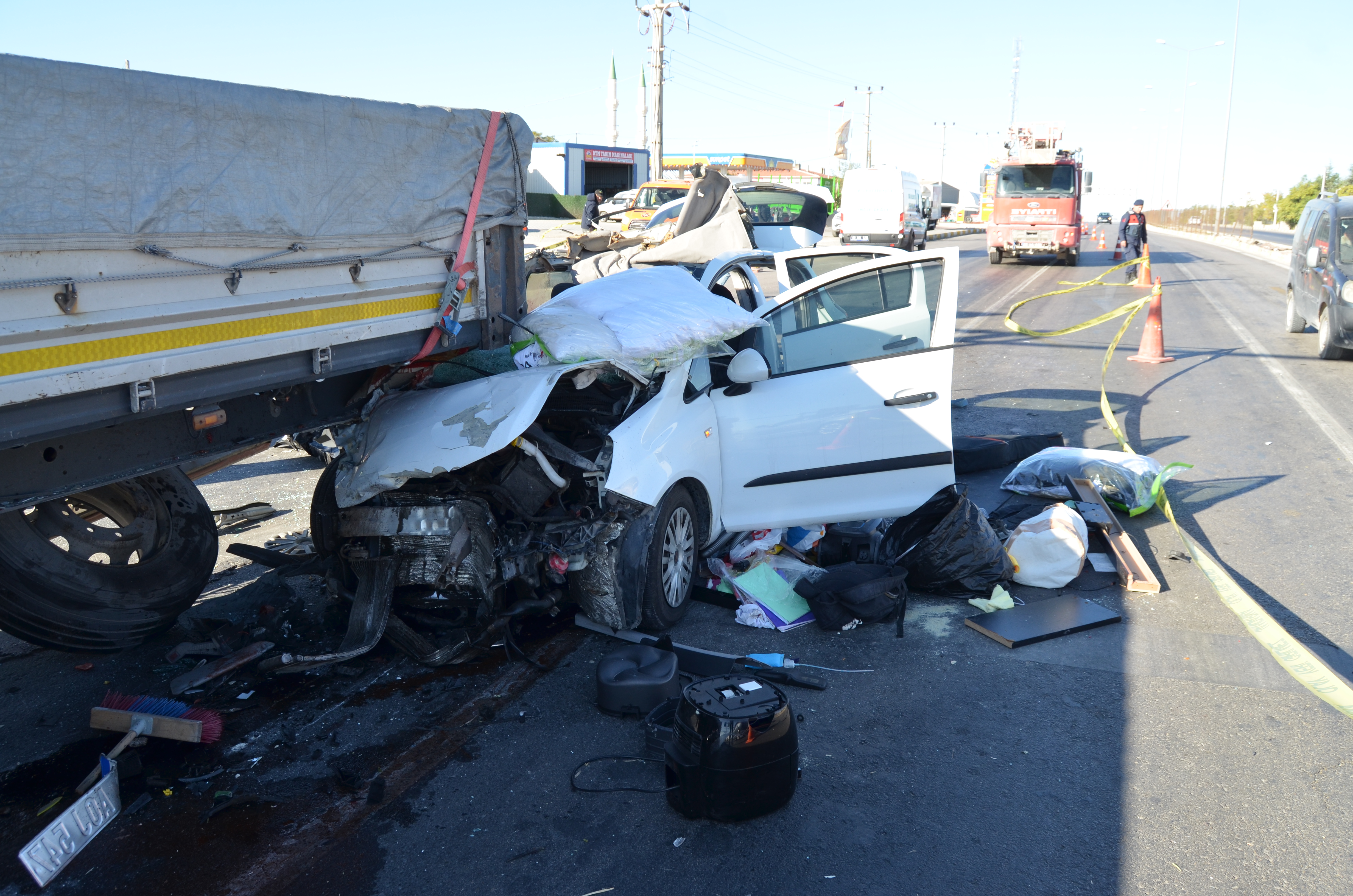 Konya Aksaray yolunda- Işıkta bekleyen TIR'a çarpan otomobilin sürücüsü yaralandı, annesi öldü  - Görsel 3