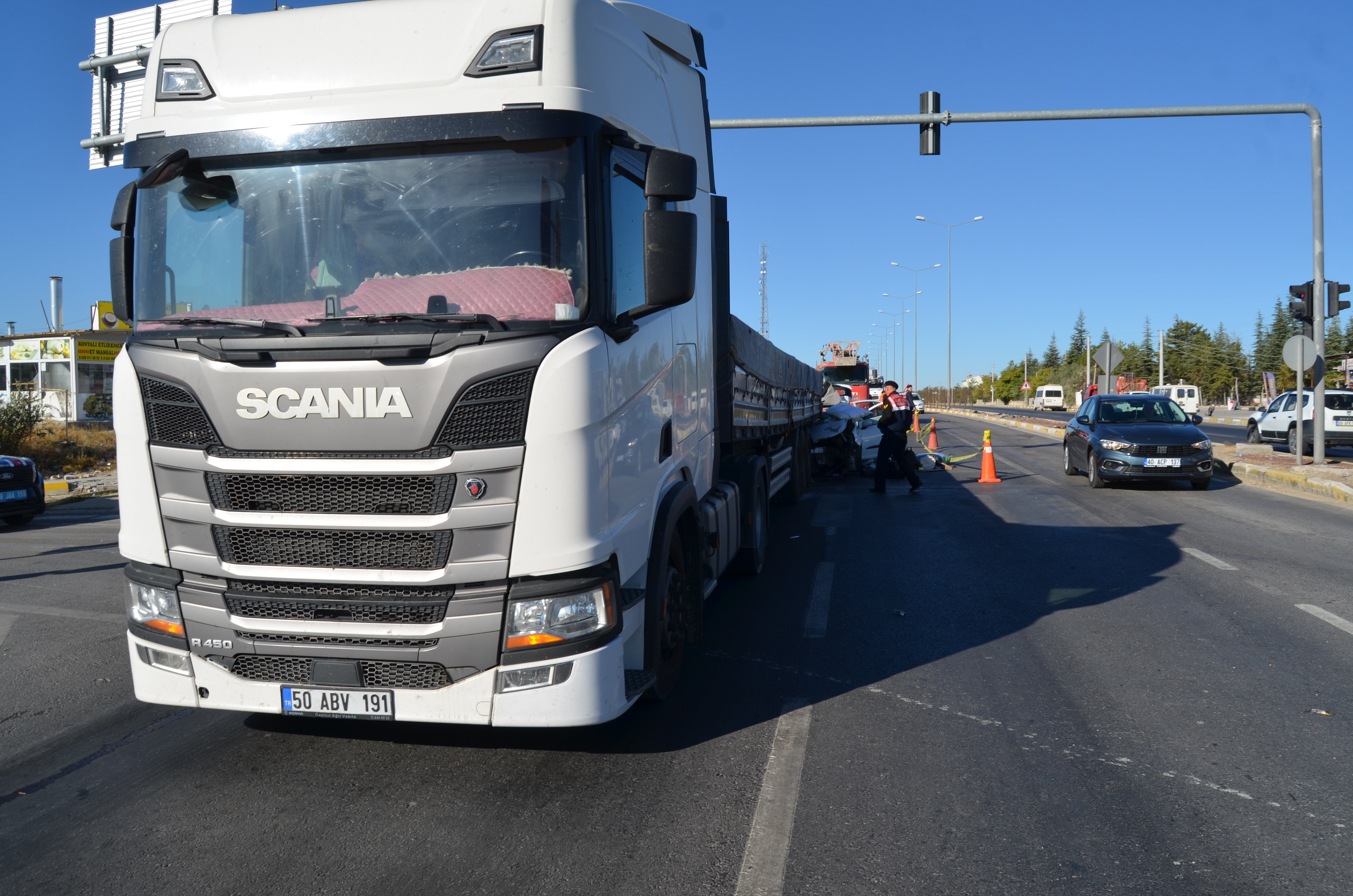 Konya Aksaray yolunda- Işıkta bekleyen TIR'a çarpan otomobilin sürücüsü yaralandı, annesi öldü  - Görsel 4
