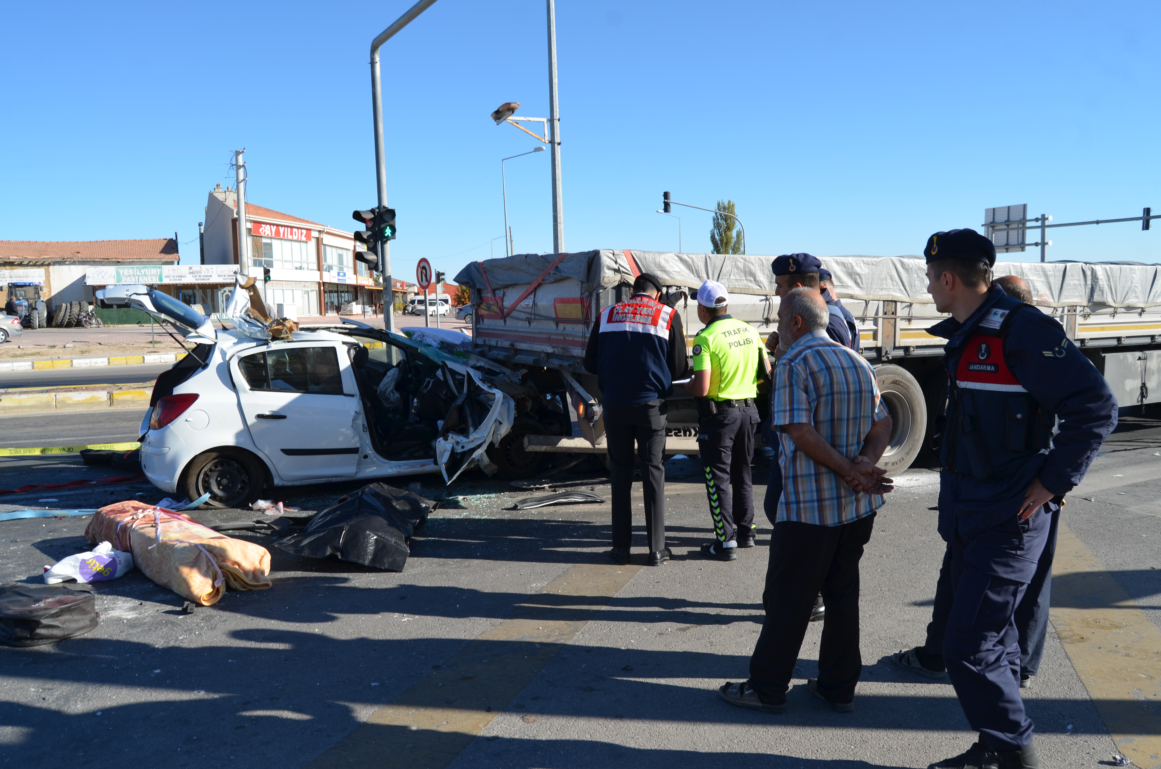 Konya Aksaray yolunda- Işıkta bekleyen TIR'a çarpan otomobilin sürücüsü yaralandı, annesi öldü  - Görsel 5