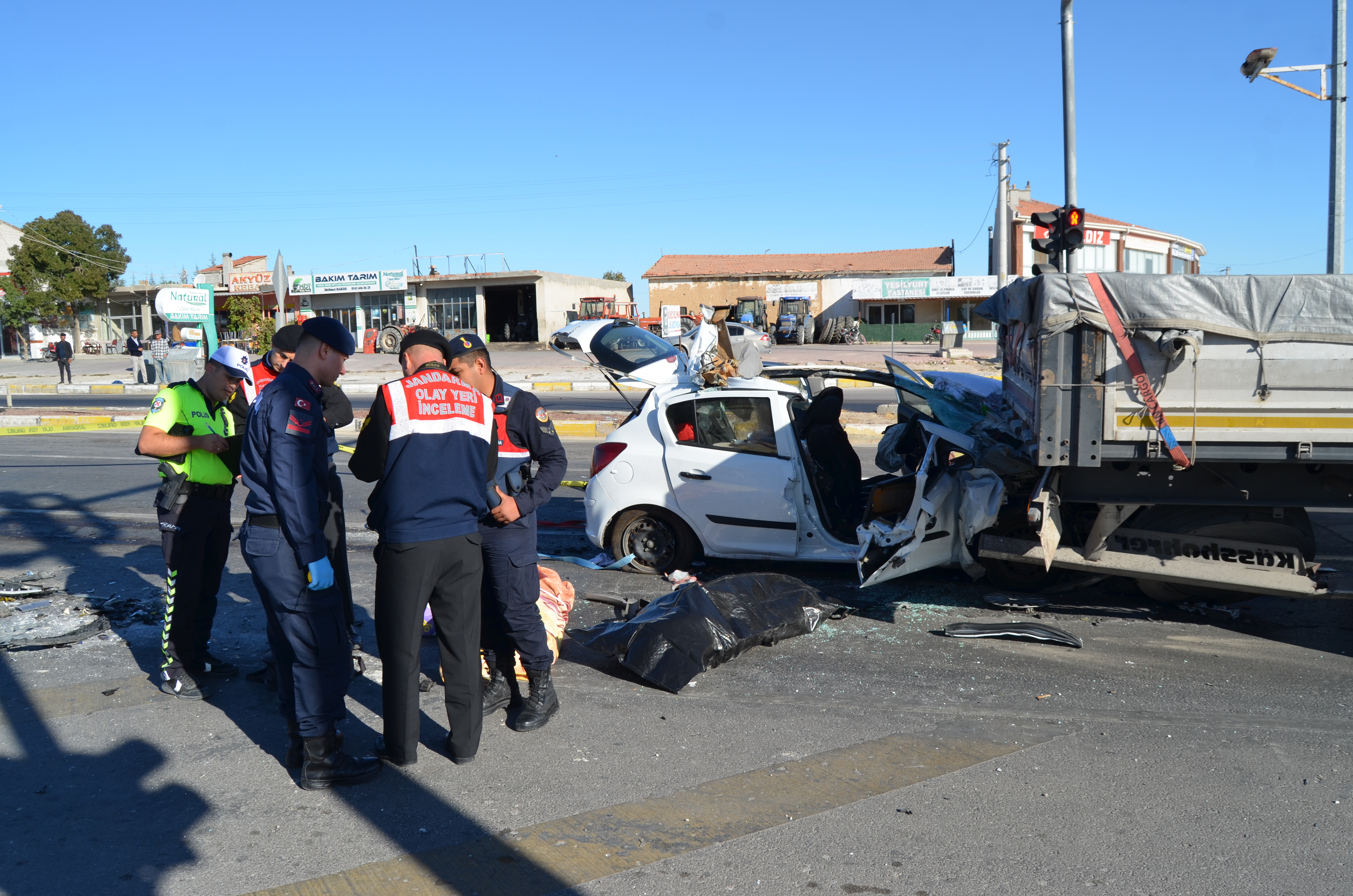 Konya Aksaray yolunda- Işıkta bekleyen TIR'a çarpan otomobilin sürücüsü yaralandı, annesi öldü  - Görsel 6