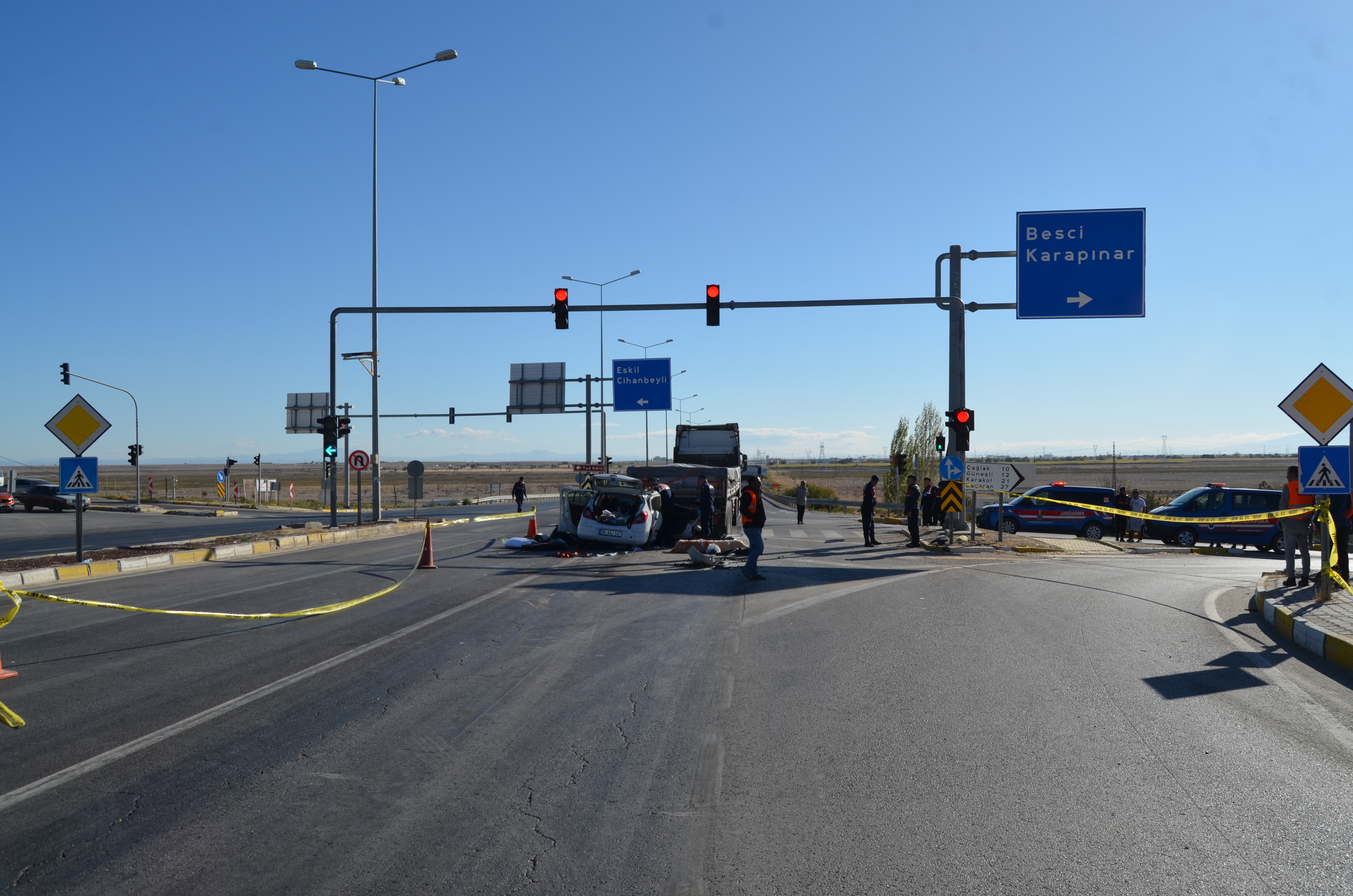 Konya Aksaray yolunda- Işıkta bekleyen TIR'a çarpan otomobilin sürücüsü yaralandı, annesi öldü  - Görsel 8