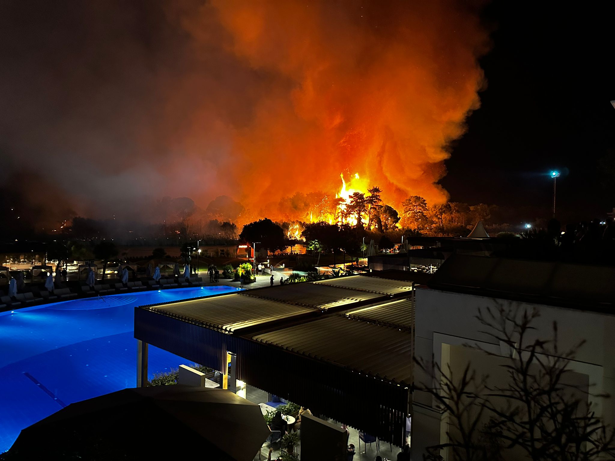 Antalya'da orman yangını; 1 otel tahliye edildi  - Görsel 1