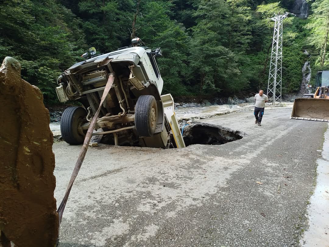 Artvin'de göçüğe düşen kamyonun sürücüsü yaralandı - Görsel 1