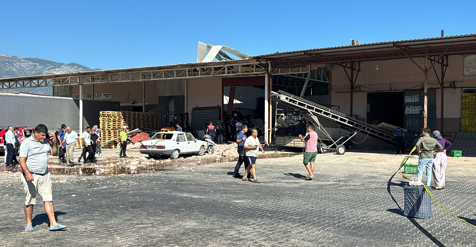 Antalya'da, toptancı halinde iş yerinde patlama: 1 ölü, 3 yaralı - Görsel 1