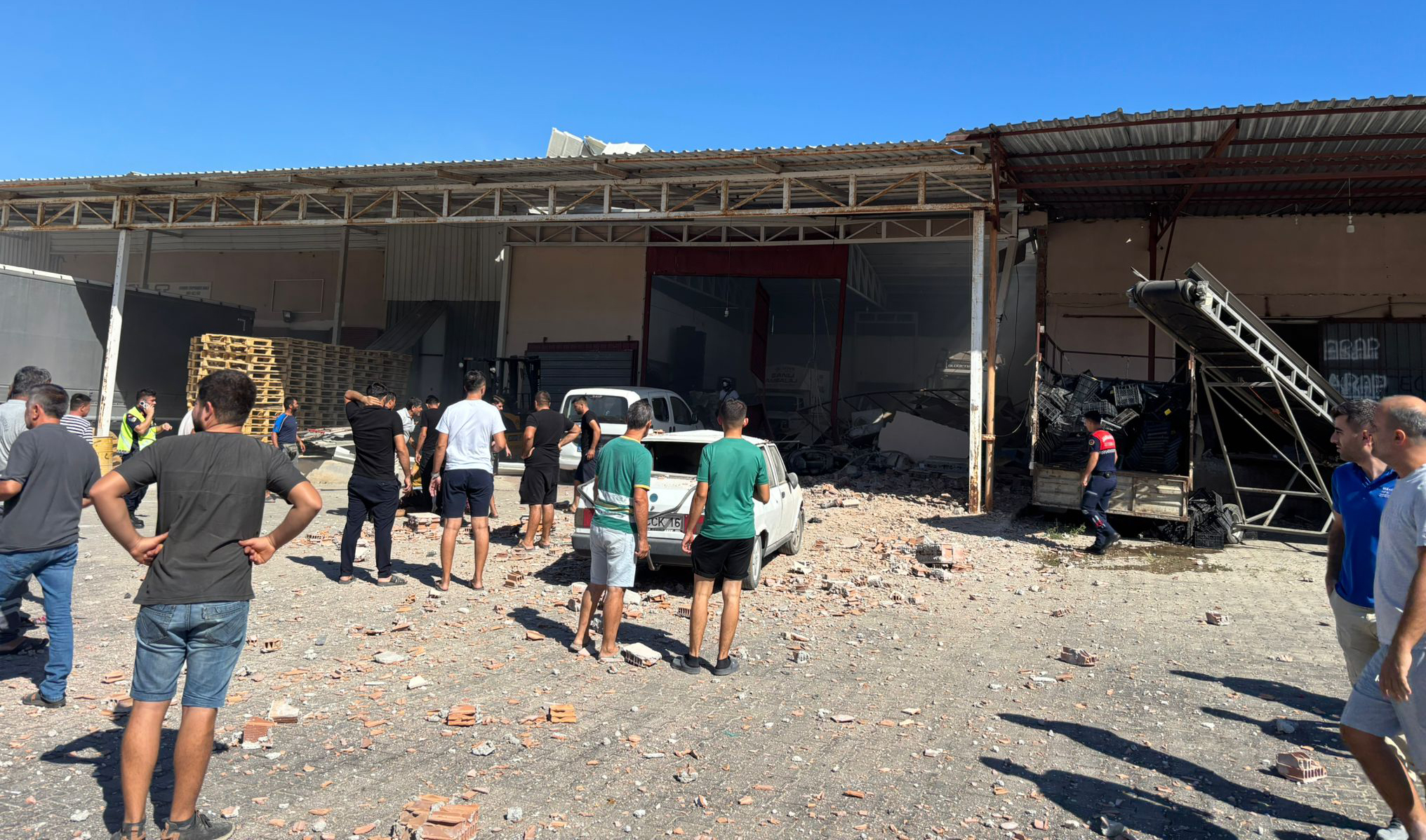 Antalya'da, toptancı halinde iş yerinde patlama: 1 ölü, 3 yaralı - Görsel 2