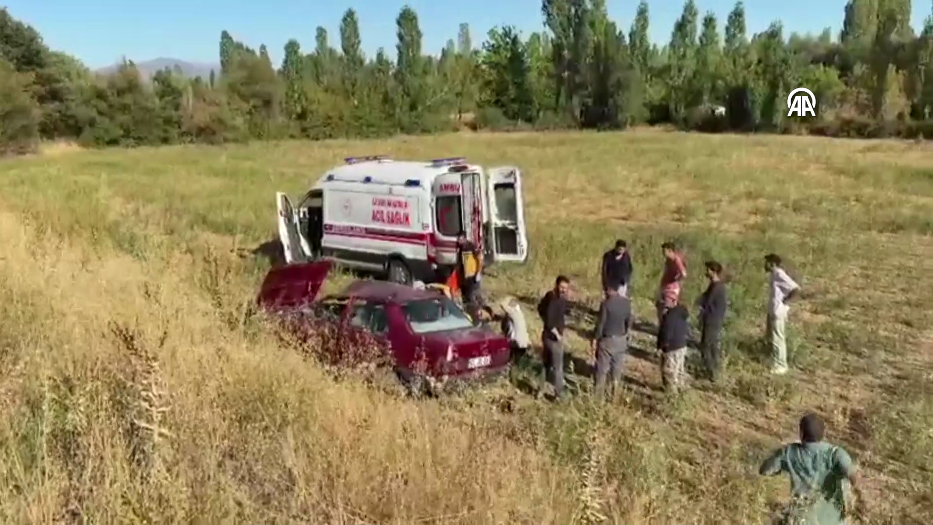 Seydişehirde Yoldan çıkarak boş araziye giren otomobildeki çift yaralandı - Görsel 1