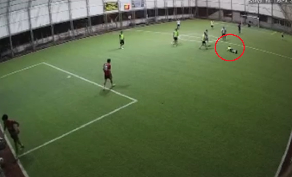 Hatay'da Halı sahada kalp krizi geçiren polisin son anları kameraya yansıdı - Görsel 1