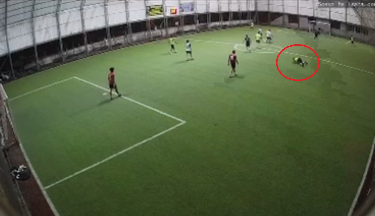 Hatay'da Halı sahada kalp krizi geçiren polisin son anları kameraya yansıdı - Görsel 4