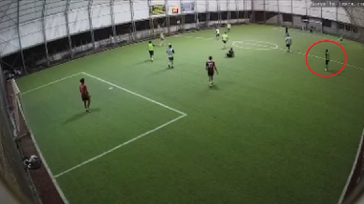 Hatay'da Halı sahada kalp krizi geçiren polisin son anları kameraya yansıdı - Görsel 6