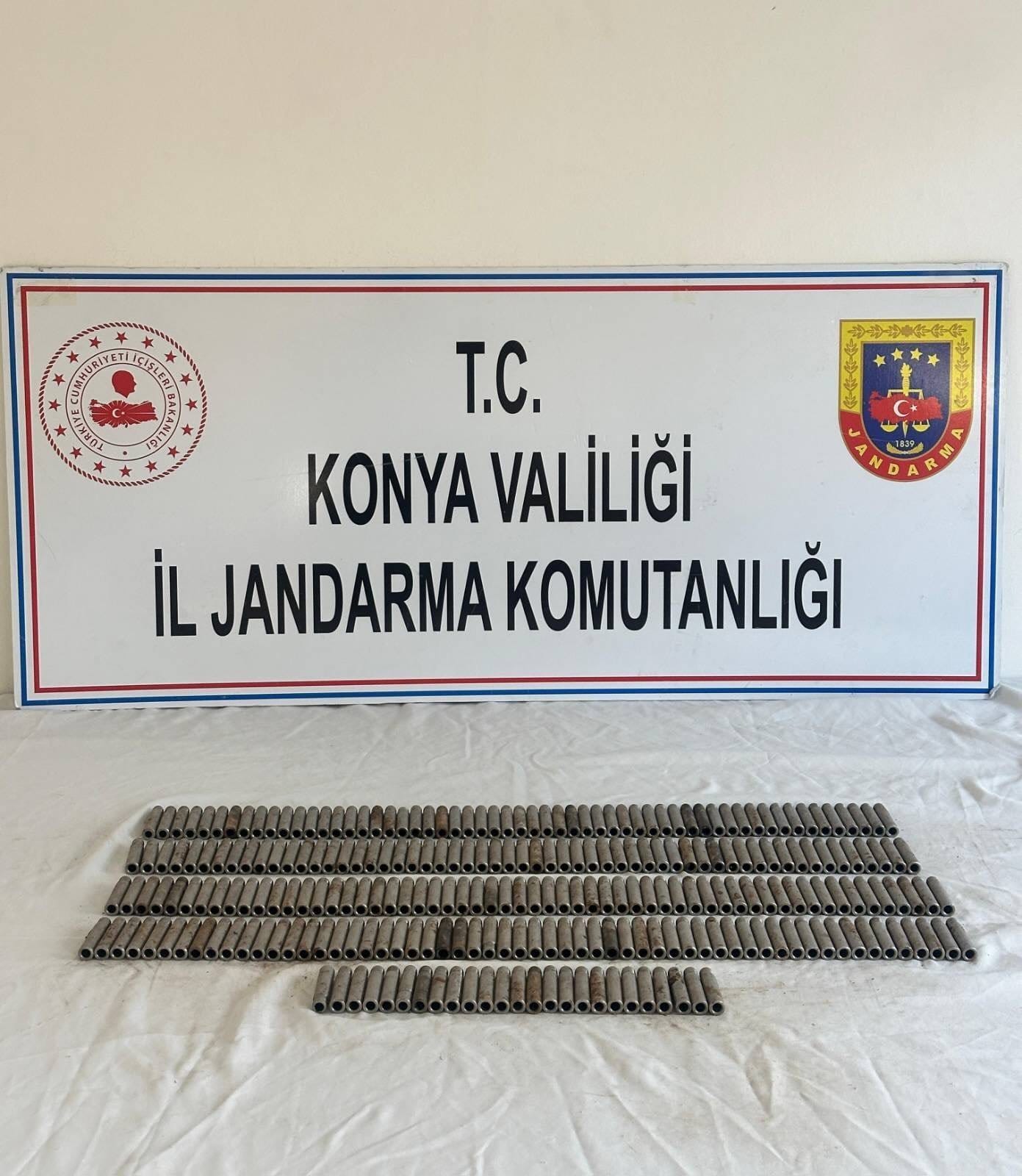 Konya Jandarması'ndan Kapsamlı Operasyonlar: Çok Sayıda Aranan Şahıs Yakalandı, Yasadışı Silah ve Uyuşturucu Ele Geçirildi - Görsel 3