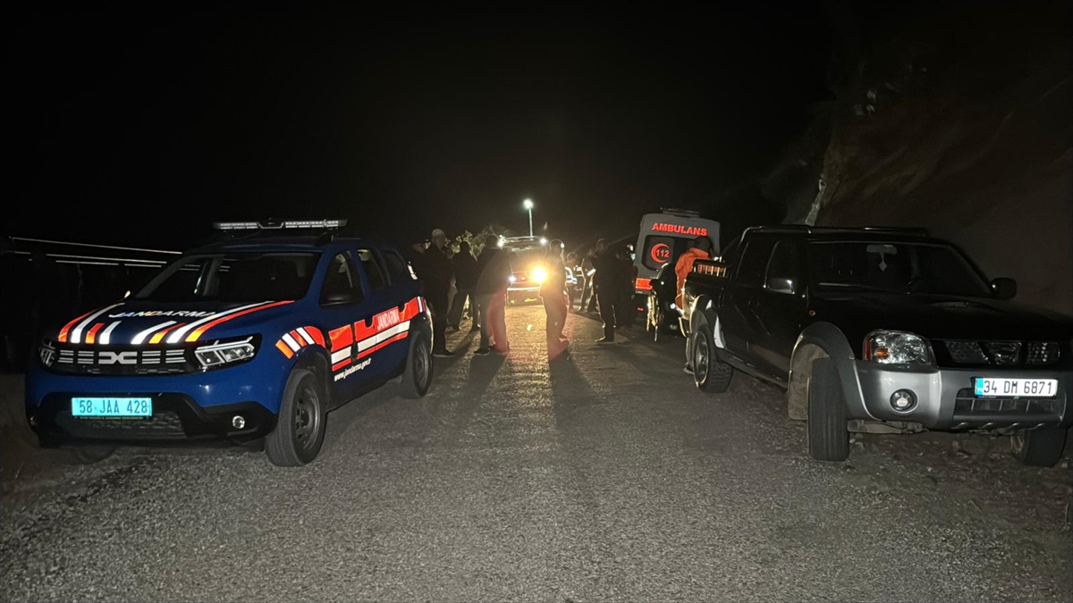 Sivas'ta uçuruma yuvarlanan otomobildeki 4 kişi öldü - Görsel 1