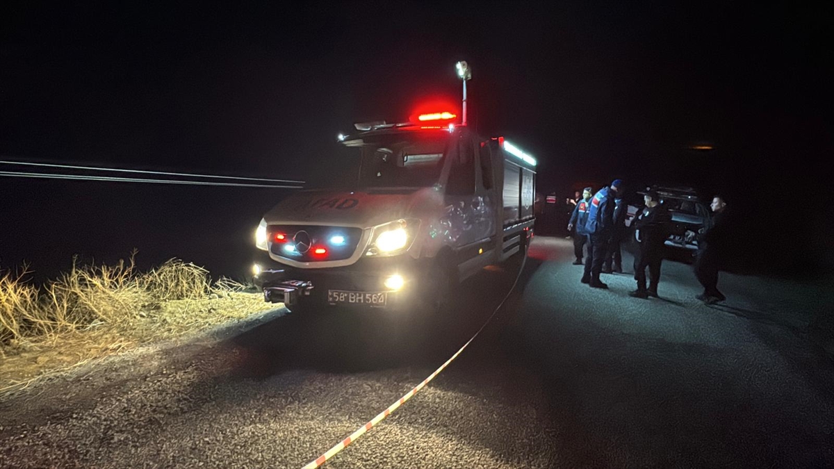 Sivas'ta uçuruma yuvarlanan otomobildeki 4 kişi öldü - Görsel 3