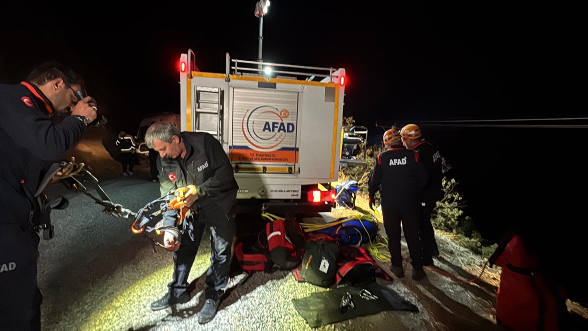 Sivas'ta uçuruma yuvarlanan otomobildeki 4 kişi öldü - Görsel 4