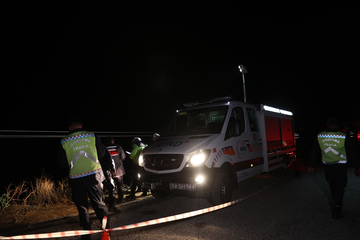 Sivas'ta uçuruma yuvarlanan otomobildeki 4 kişi öldü - Görsel 7