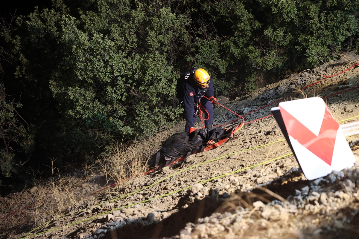 Sivas'ta uçuruma yuvarlanan otomobildeki 4 kişi öldü - Görsel 9