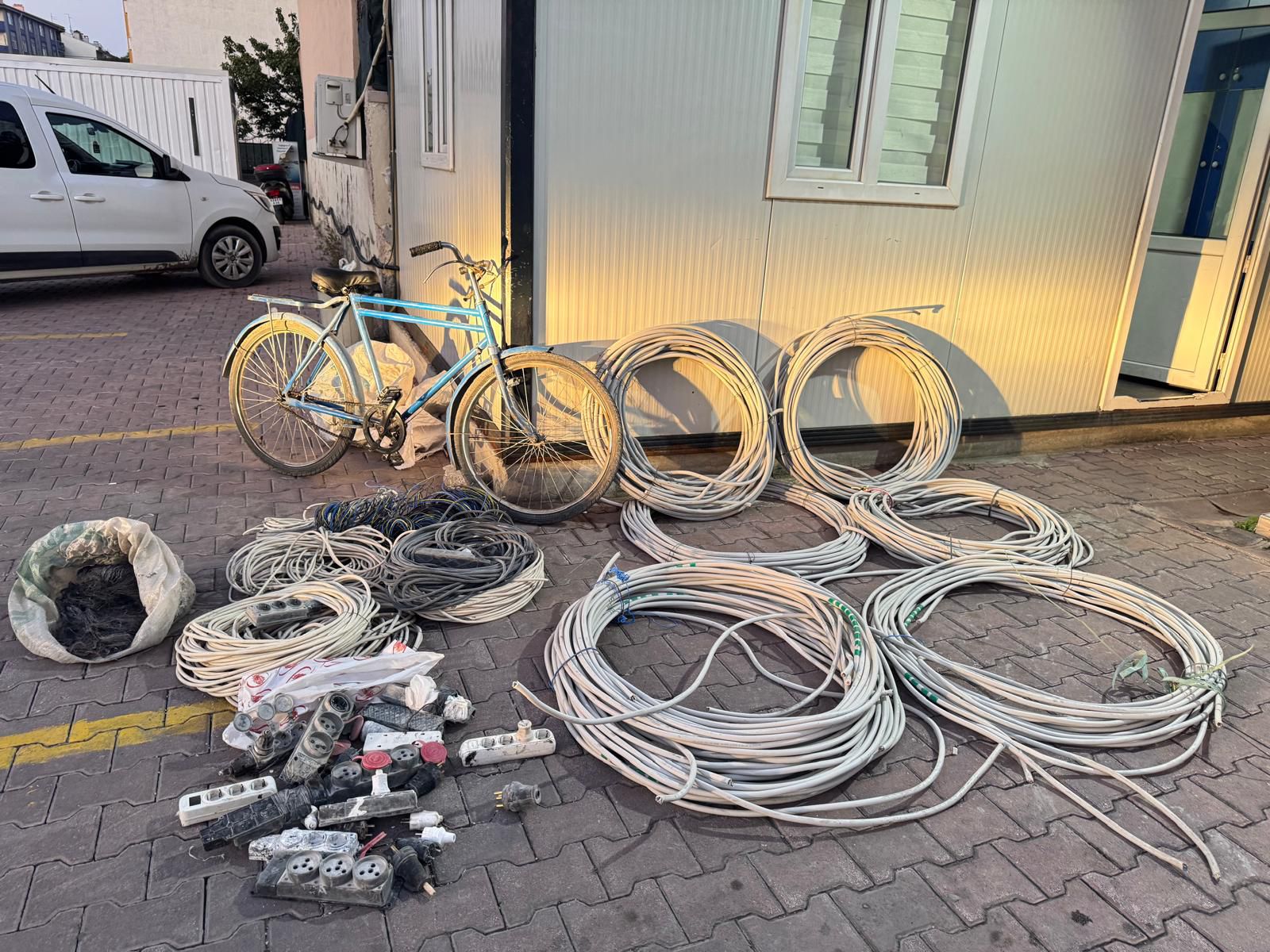 KONYADA İNŞAATLARA DADANAN HIRSIZ KISKIVRAK YAKALANDI - Görsel 3