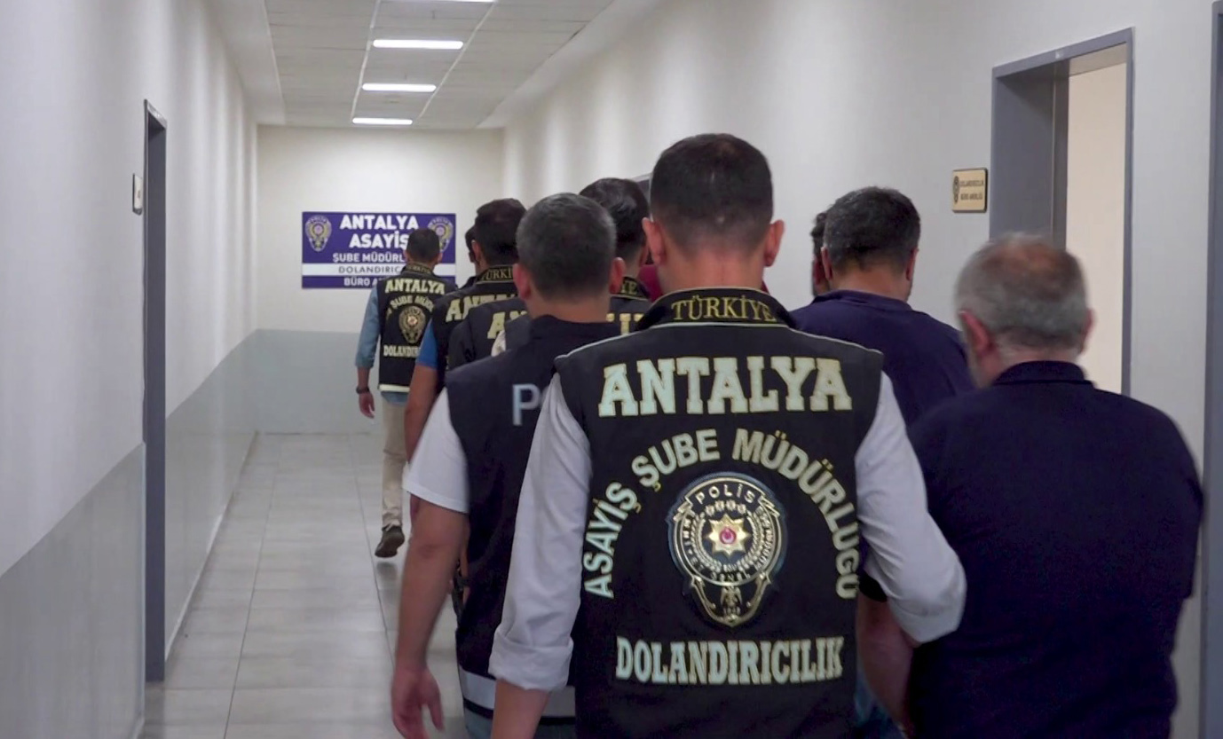 Antalya - 730 milyonluk dolandırıcılık girişiminin dublörü: Evde makyaj yaptılar, üzerime battaniye örttüler - Görsel 1