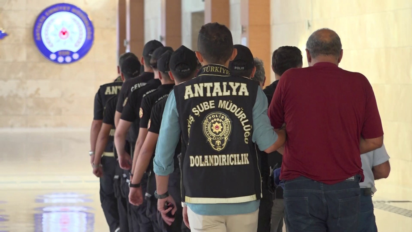 Antalya - 730 milyonluk dolandırıcılık girişiminin dublörü: Evde makyaj yaptılar, üzerime battaniye örttüler - Görsel 2