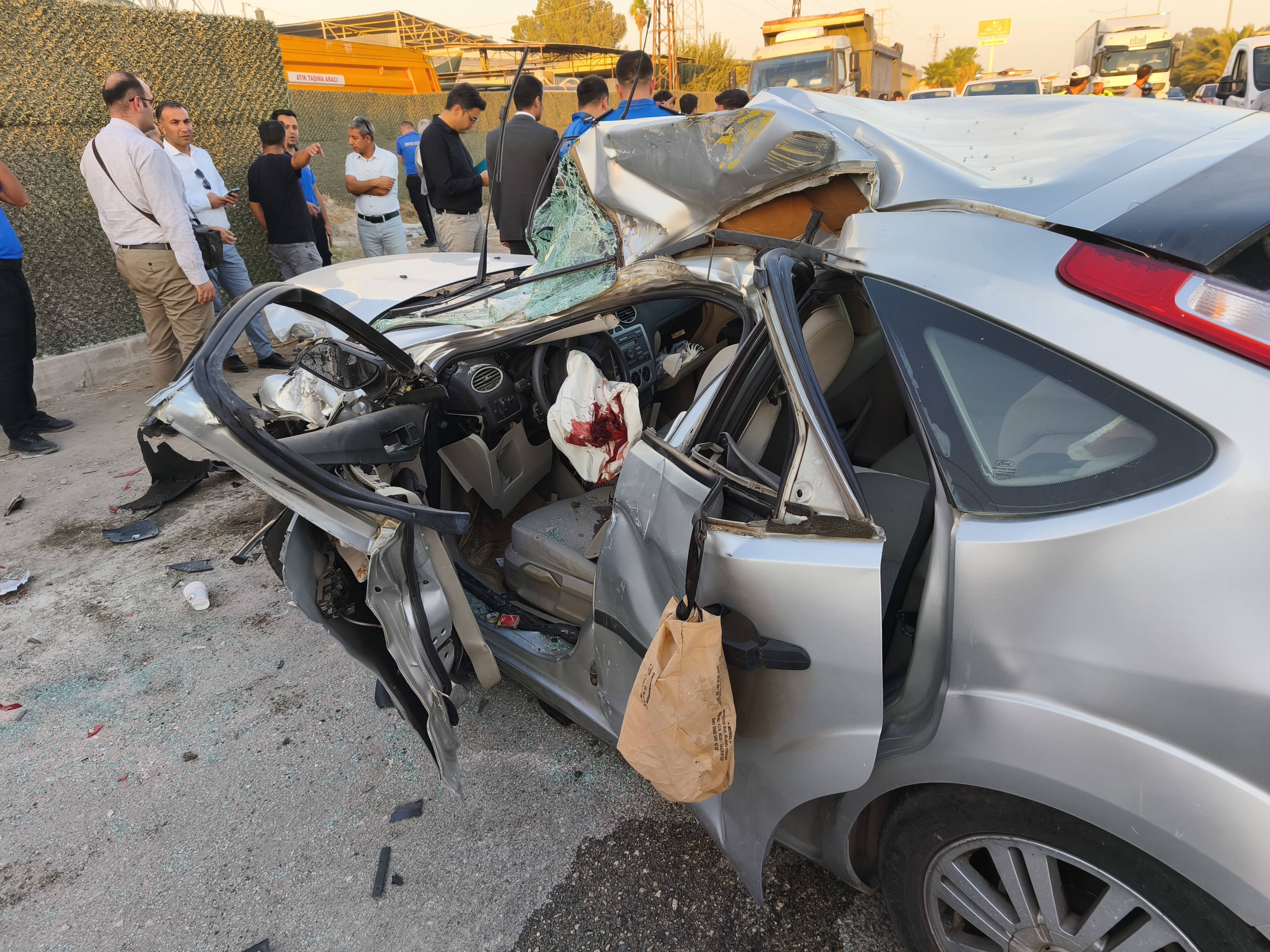 Adana - İnfaz koruma memurlarının bulunduğu otomobil, hafriyat kamyonuna çarptı; 2 ölü, 1 yaralı - Görsel 2