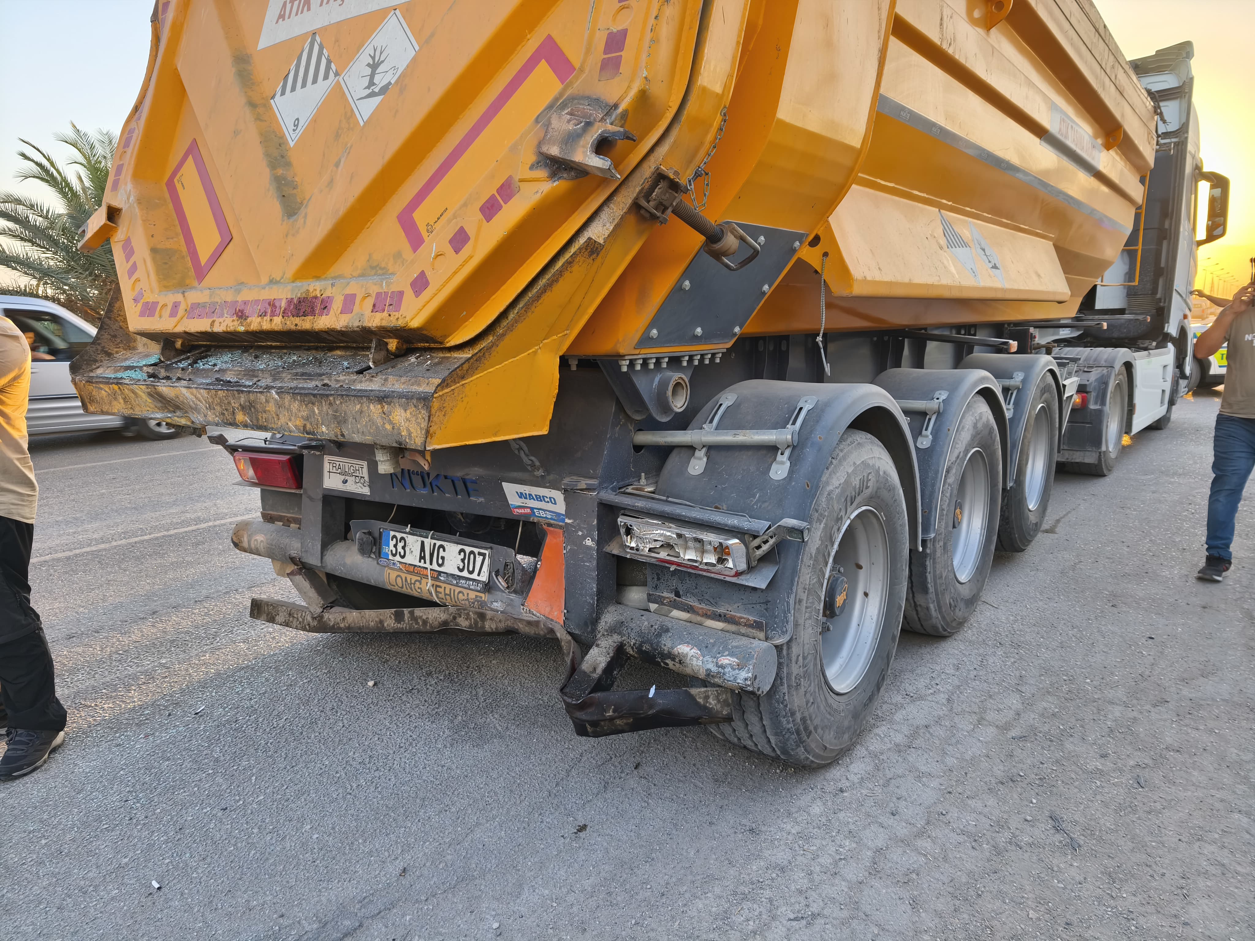 Adana - İnfaz koruma memurlarının bulunduğu otomobil, hafriyat kamyonuna çarptı; 2 ölü, 1 yaralı - Görsel 3