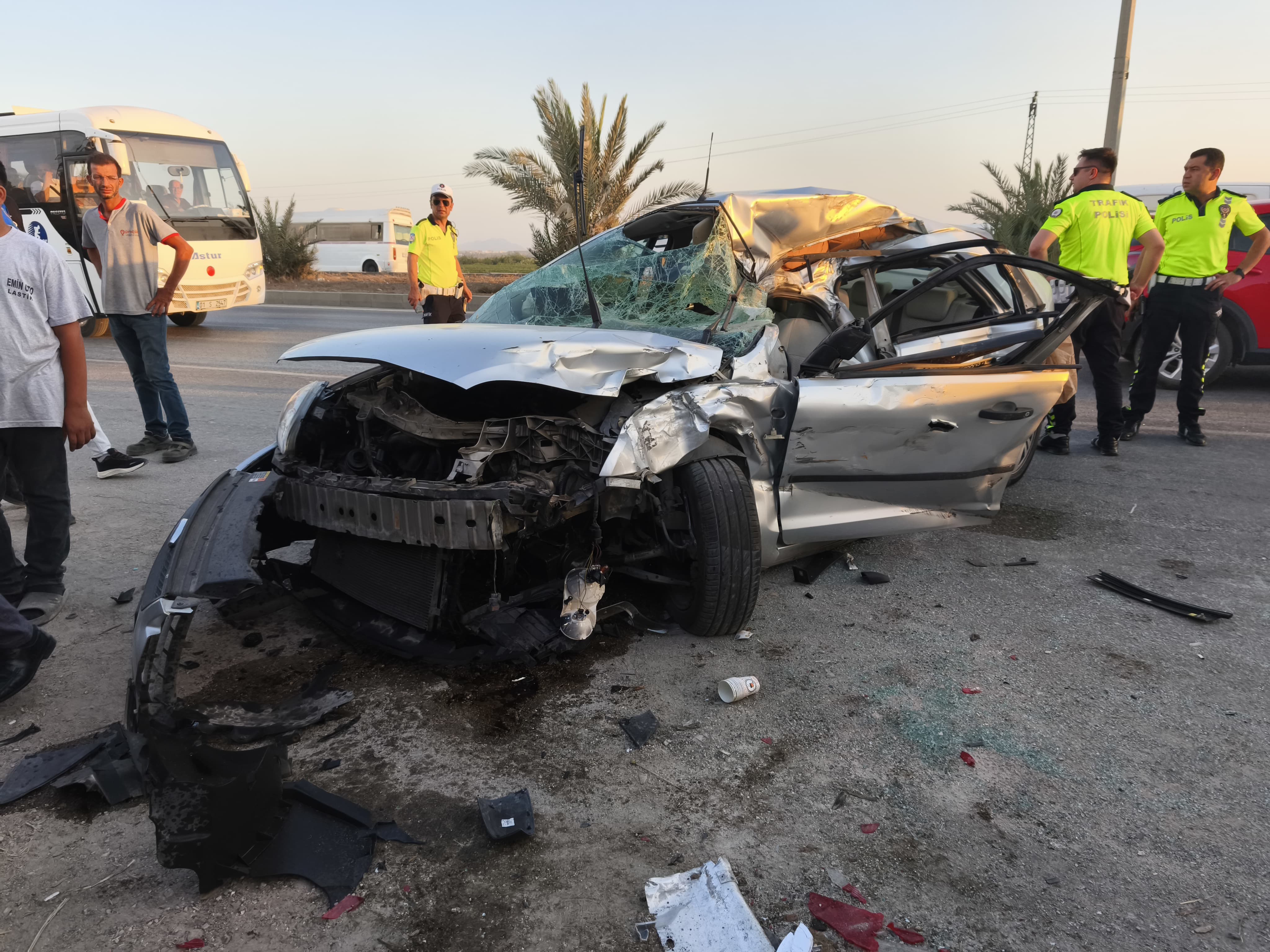 Adana - İnfaz koruma memurlarının bulunduğu otomobil, hafriyat kamyonuna çarptı; 2 ölü, 1 yaralı - Görsel 4